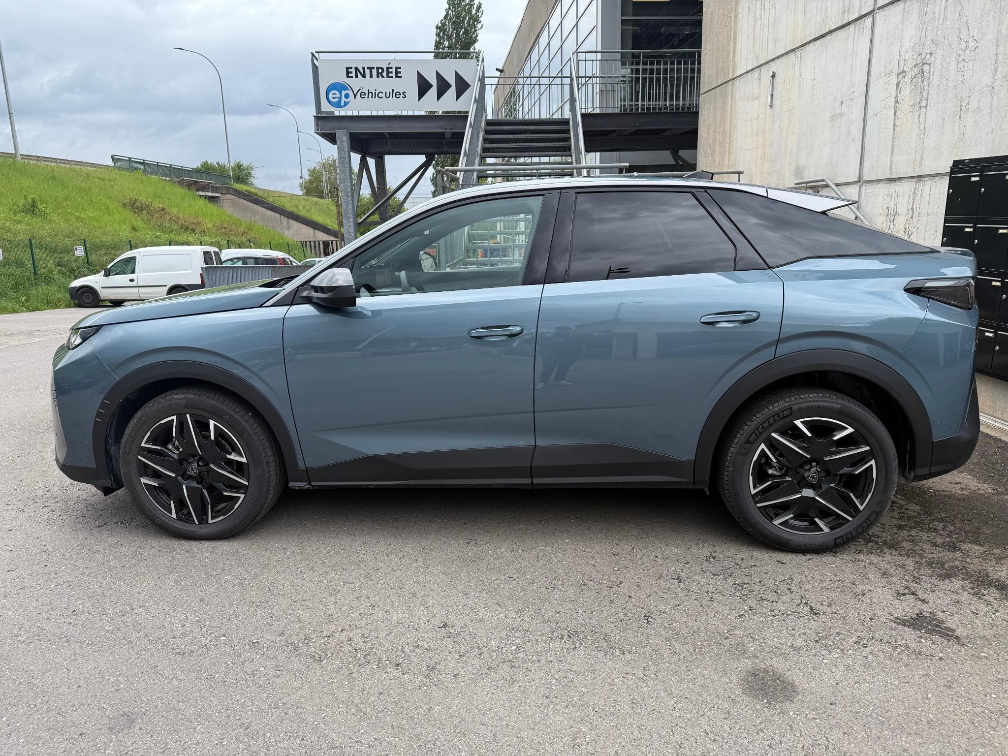 Peugeot 3008 1.2 HYBRID 145 E-DCS6 ALLURE (2025) - Foto 2