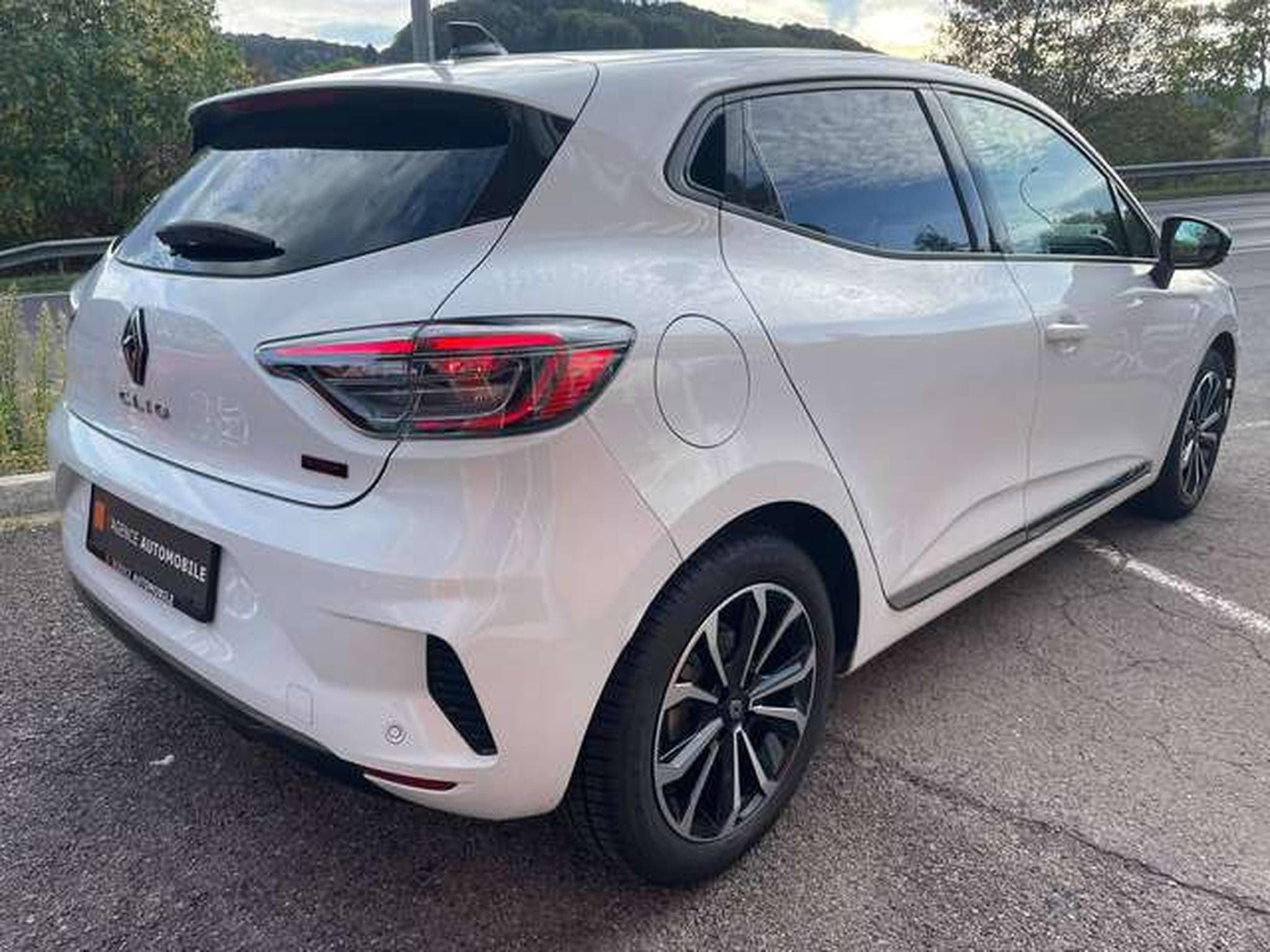 Renault Clio 1.5 HYBRIDE E-Tech - JUSQU'A 36 MOIS DE GARANTIE (2023) - Photo 5