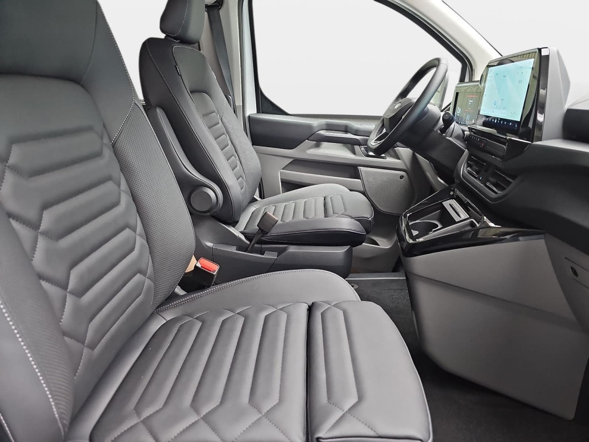 Ford Tourneo 2.0 TDCI ECOBLUE 170 L1 Titanium X (2026) - Photo 13
