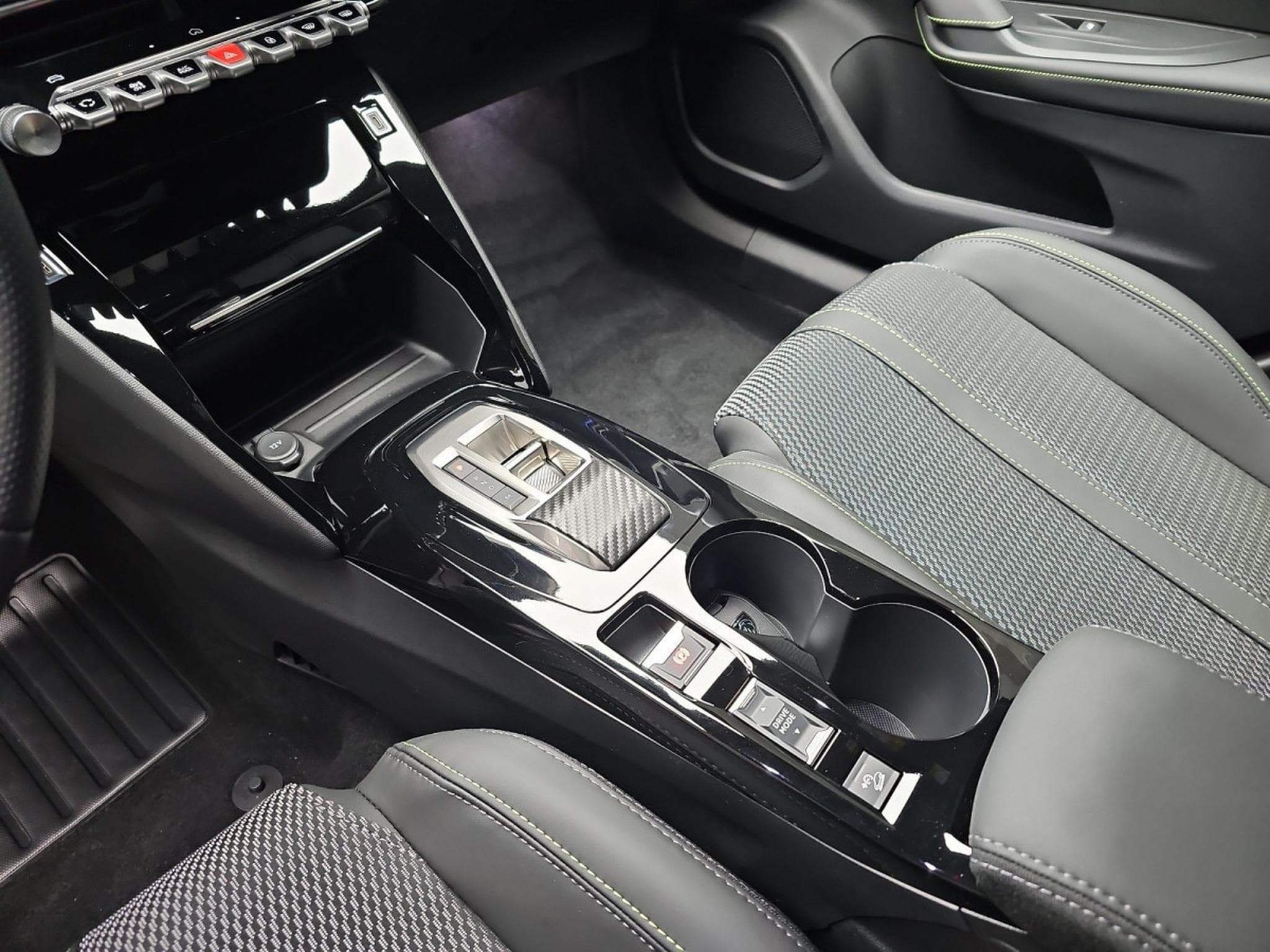 Peugeot 2008 1.2 Hybrid 145 E-DSC6 GT (2025) - Photo 12