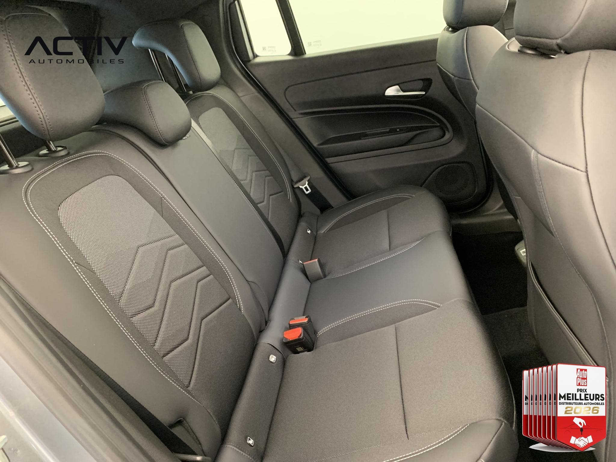 Jeep Avenger 1.2 Turbo T3 110 ch e-Hybrid BVR6 Summit (2026) - Foto 10