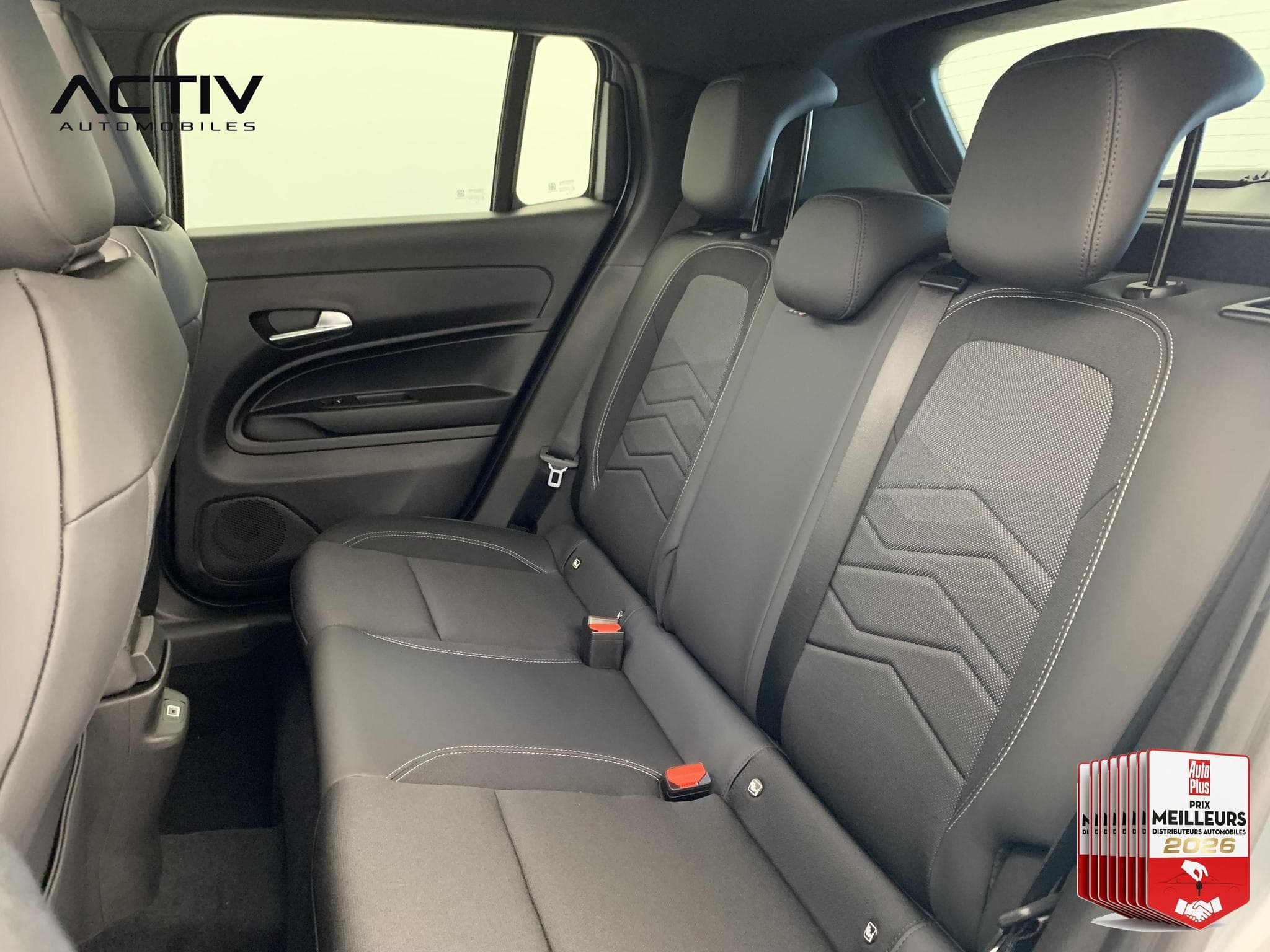 Jeep Avenger 1.2 Turbo T3 110 ch e-Hybrid BVR6 Summit (2026) - Foto 26