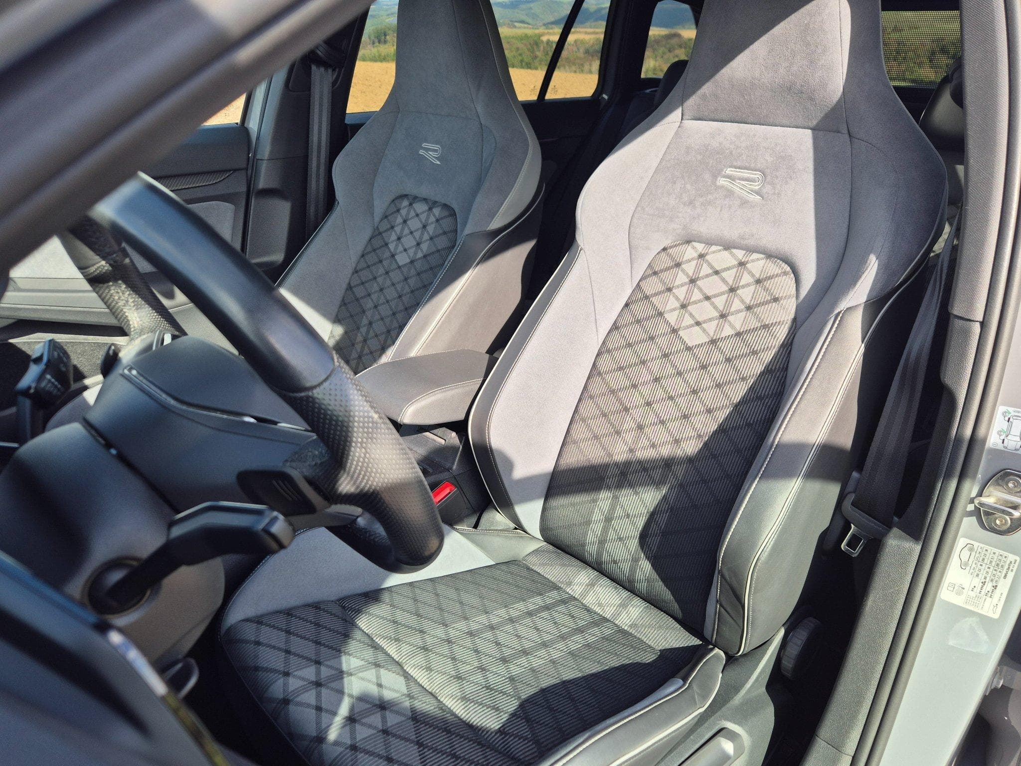 VW Golf VIII R-Line (2024) - Photo 8