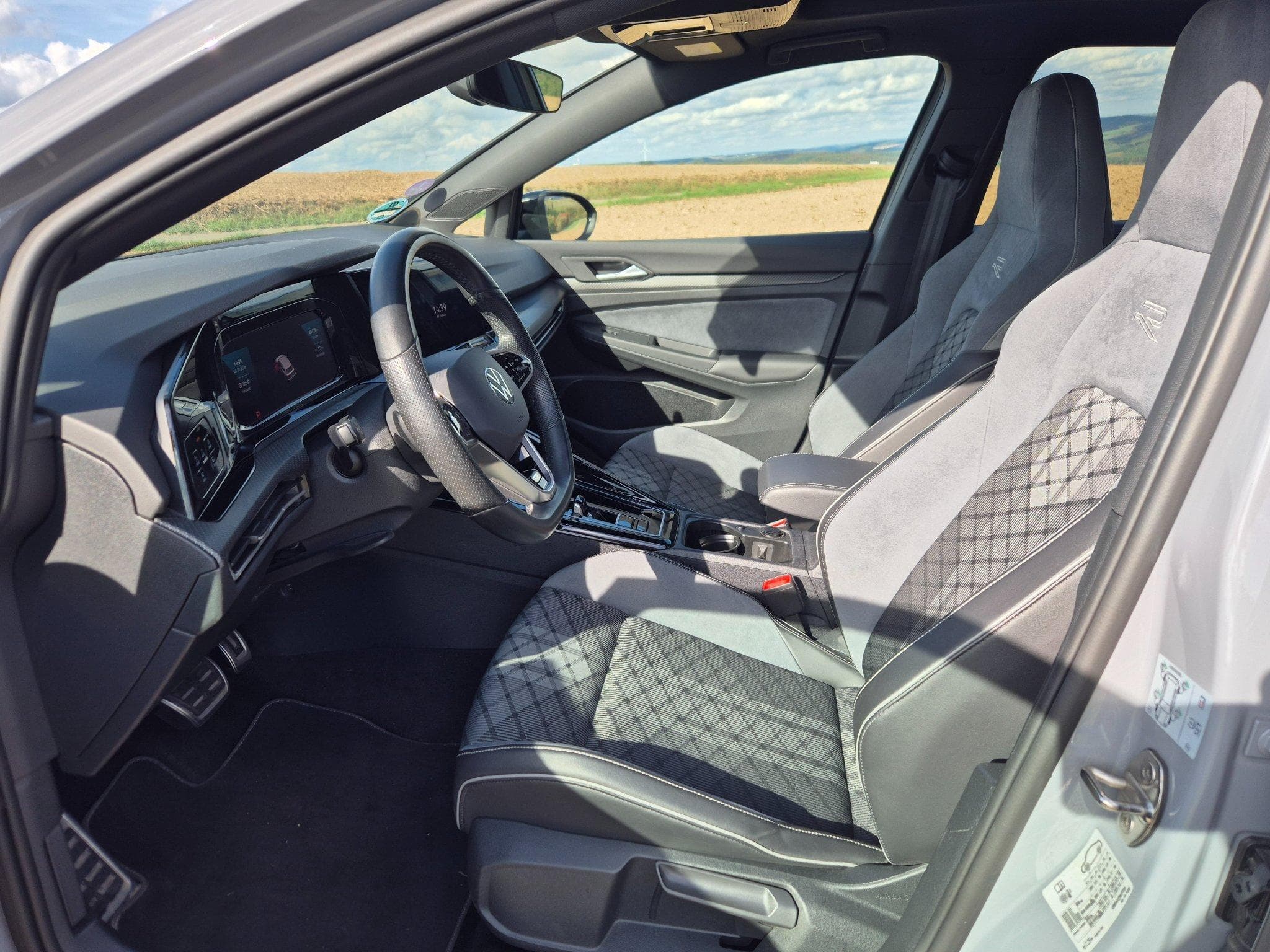 VW Golf VIII R-Line (2024) - Photo 9