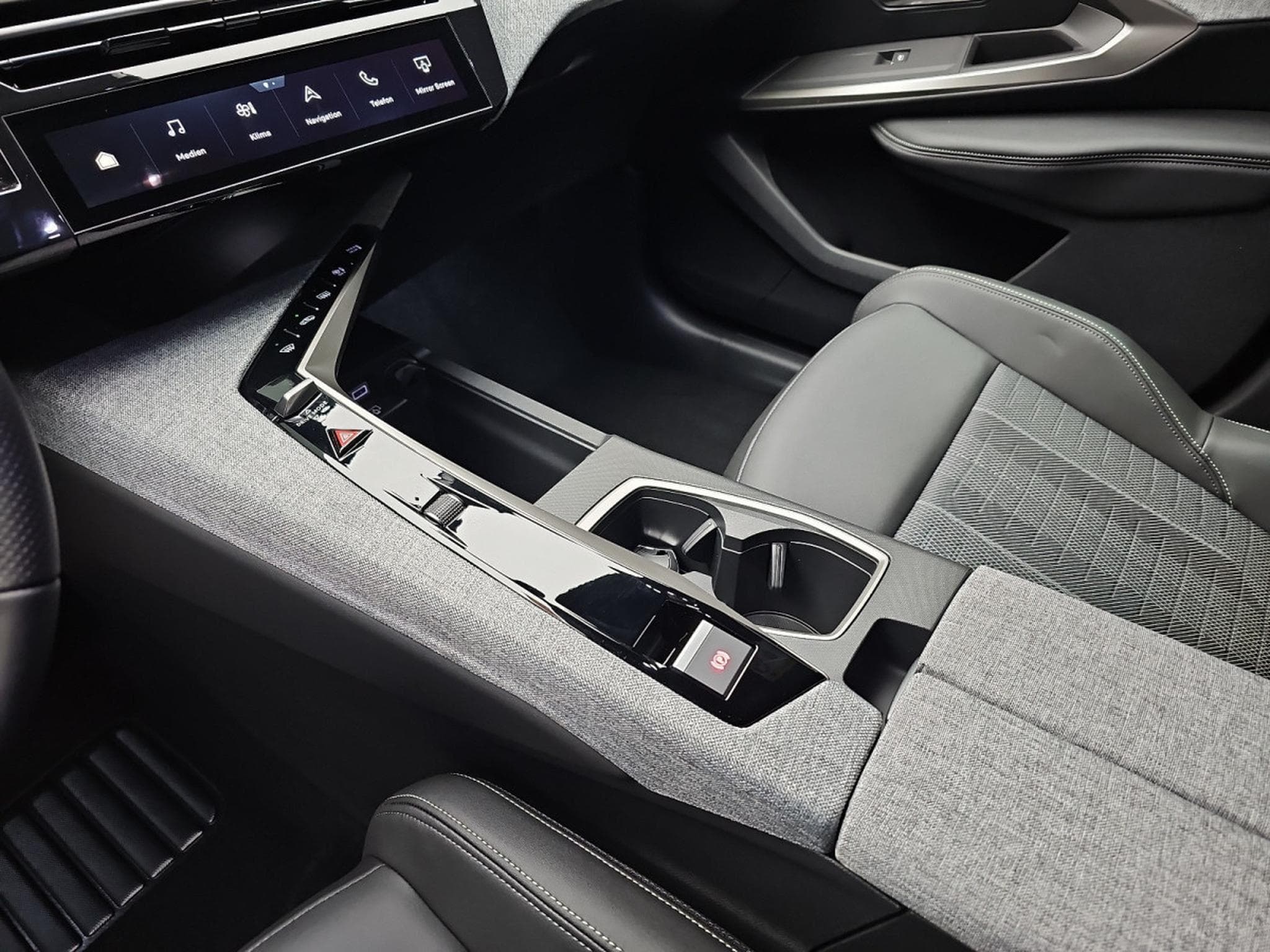 Peugeot 3008 1.2 Hybrid 145 E-DSC6 GT (2025) - Photo 12