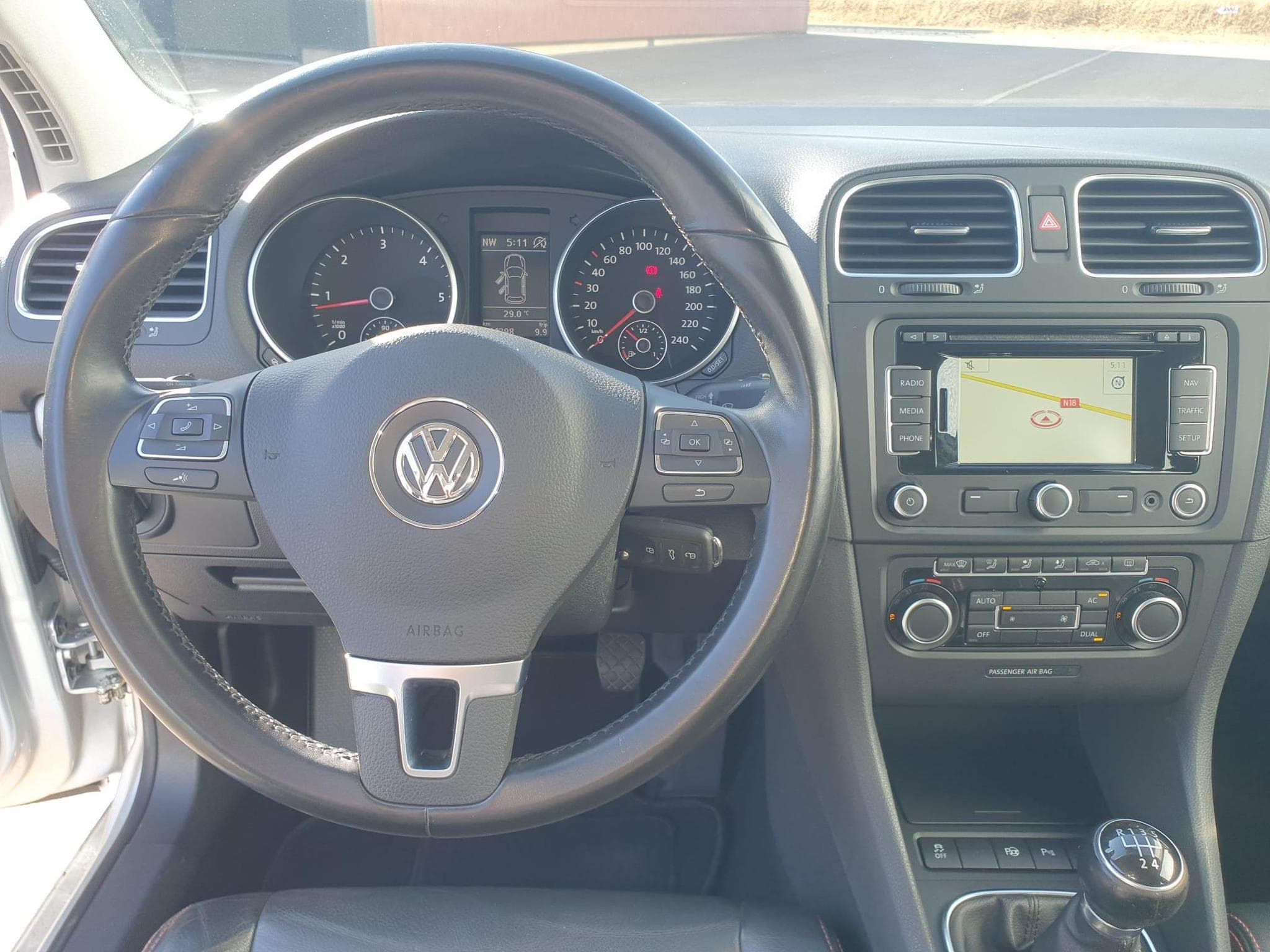 VW Golf VI 1.6 tdi 105ch Highline (2011) - Photo 9