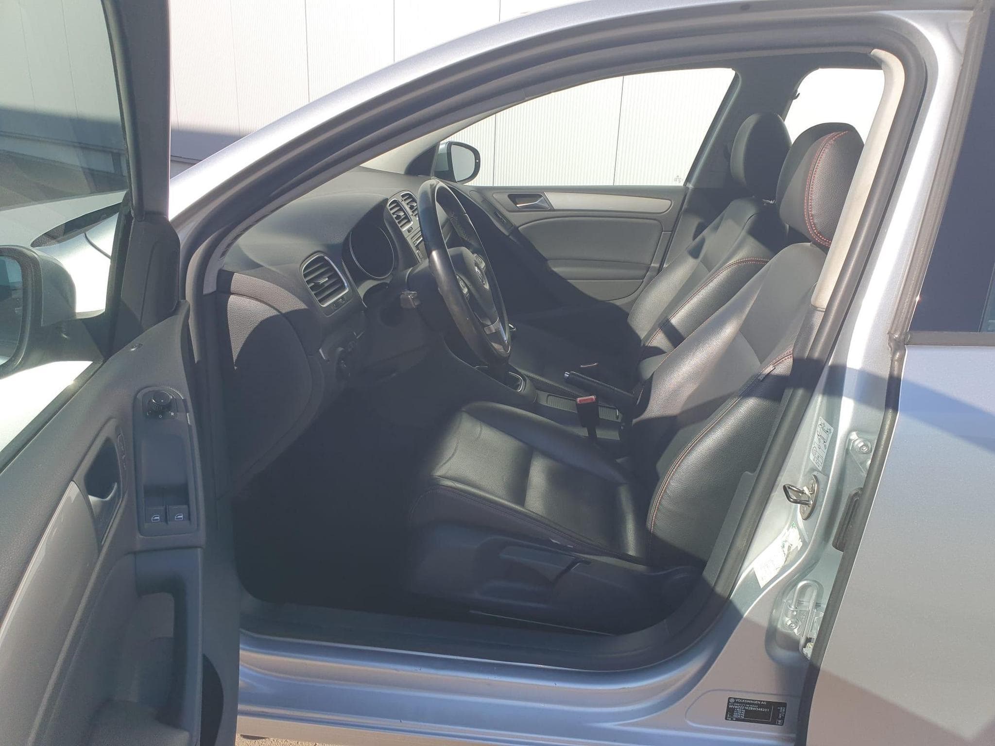 VW Golf VI 1.6 tdi 105ch Highline (2011) - Photo 11