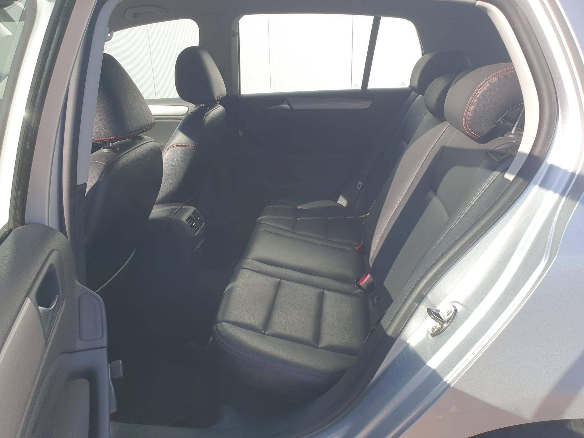 VW Golf VI 1.6 tdi 105ch Highline (2011) - Photo 12