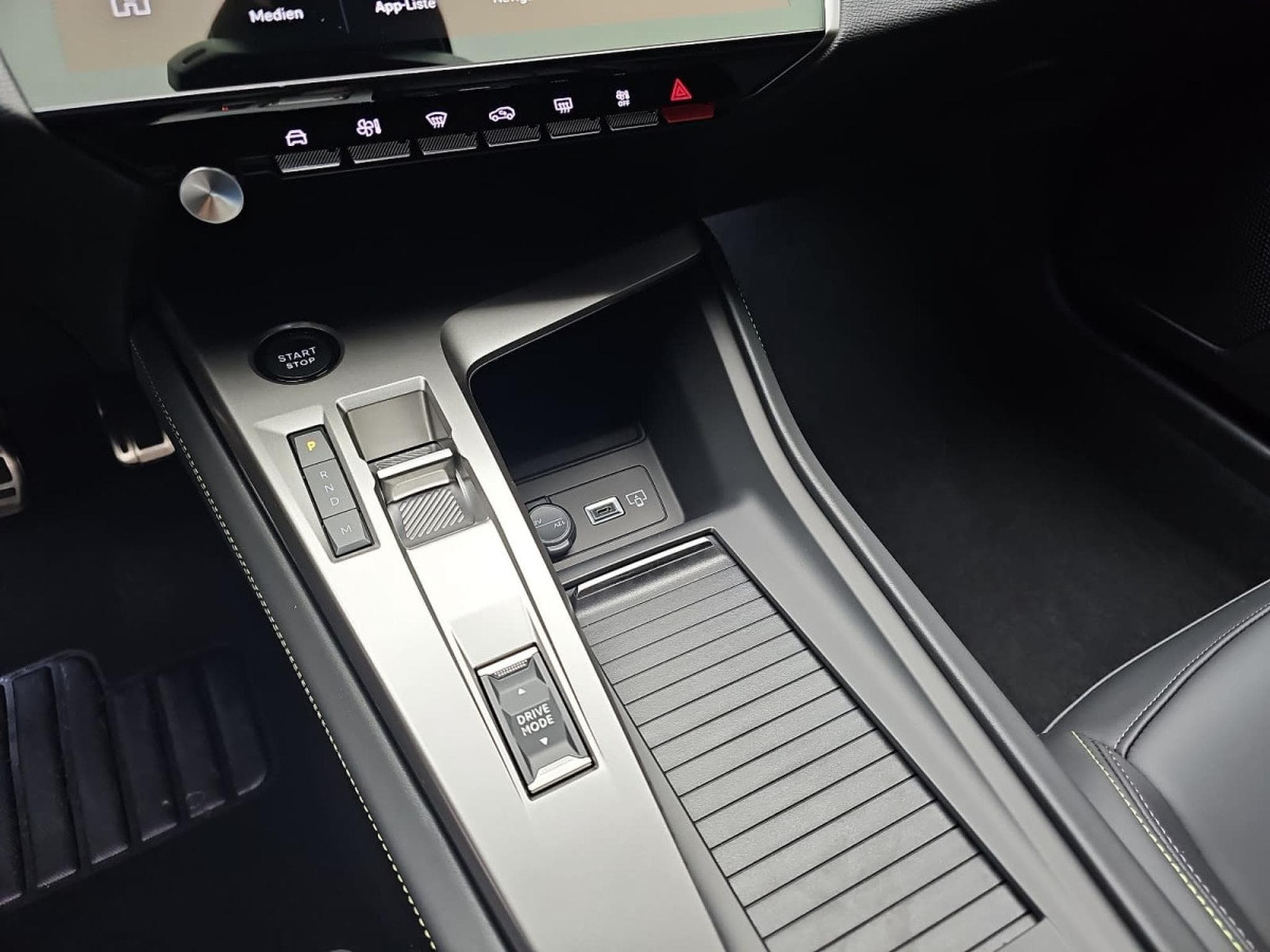 Peugeot 308 1.2 Hybrid e-DSC6 145 GT (2026) - Photo 11