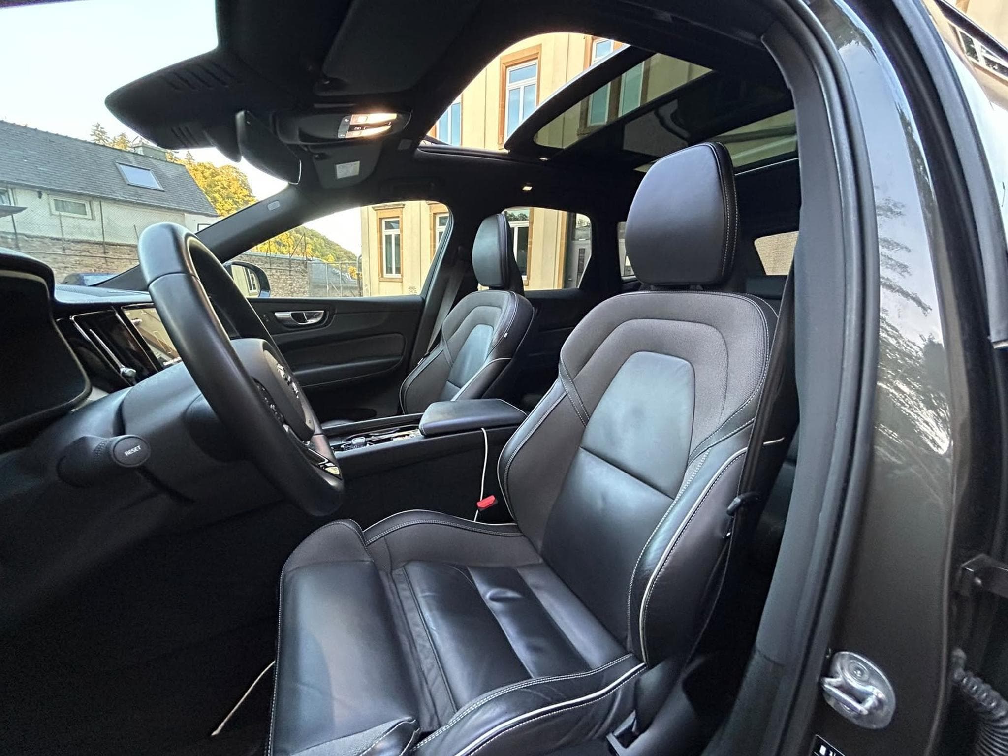 Volvo XC60 B5 235 AWD 235 R-Design / Black Design (2022) - Photo 6