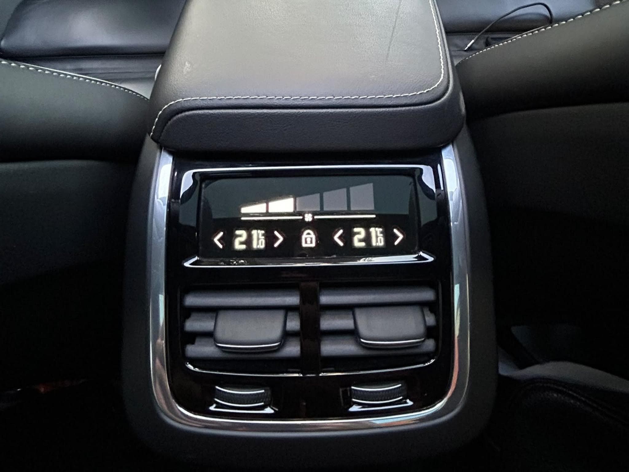 Volvo XC60 B5 235 AWD 235 R-Design / Black Design (2022) - Photo 12