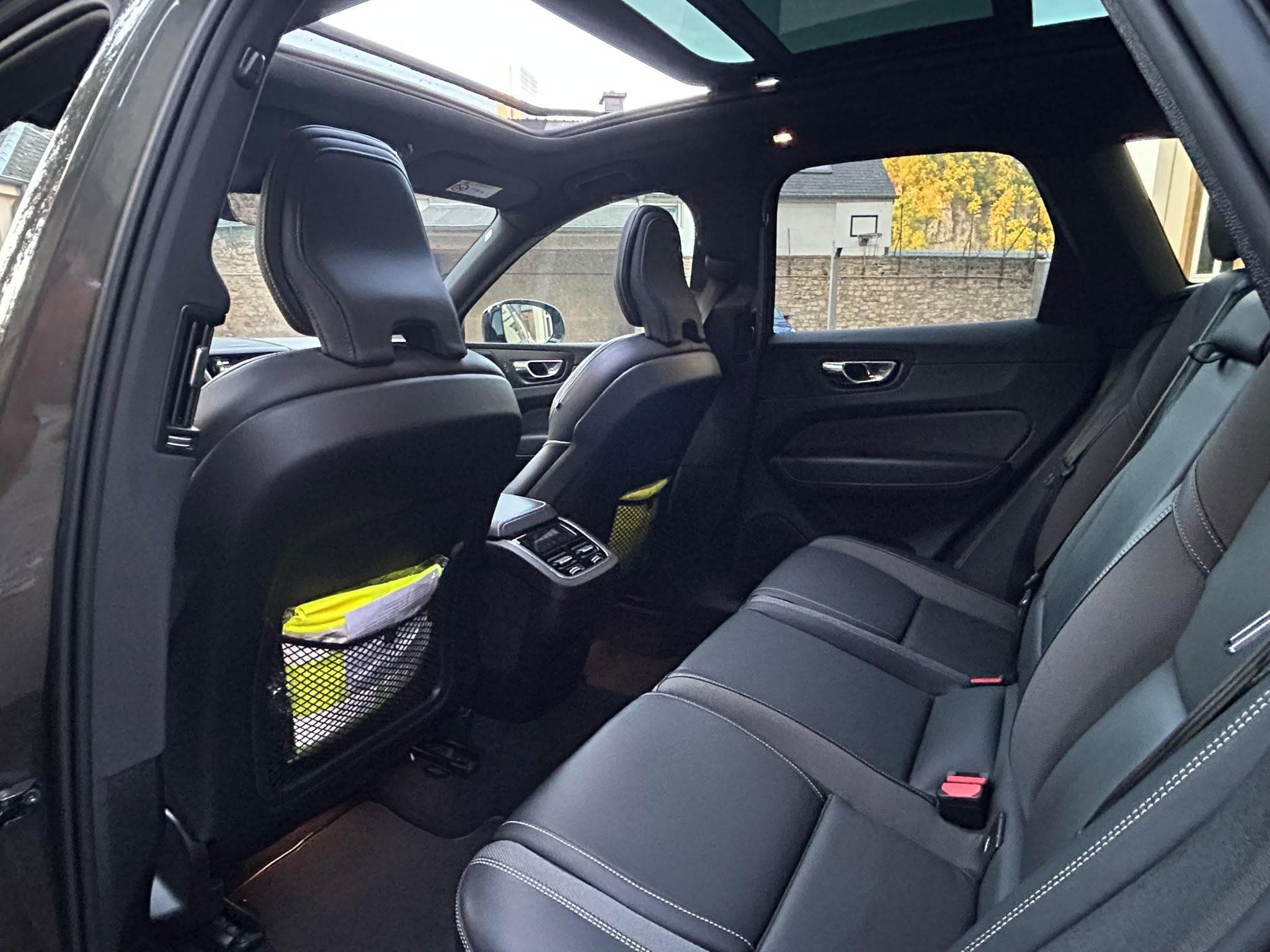 Volvo XC60 B5 235 AWD 235 R-Design / Black Design (2022) - Photo 8