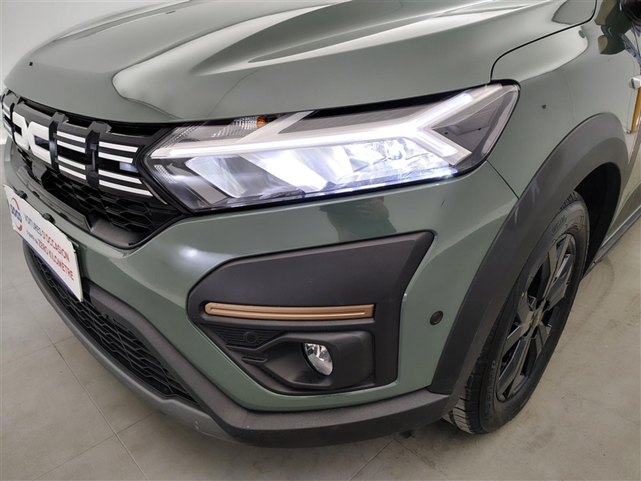 Dacia Jogger 1.6 Hybrid EDC Extreme 7pl. CARPLAY / FULL LED / CAMERA (2024) - Photo 15