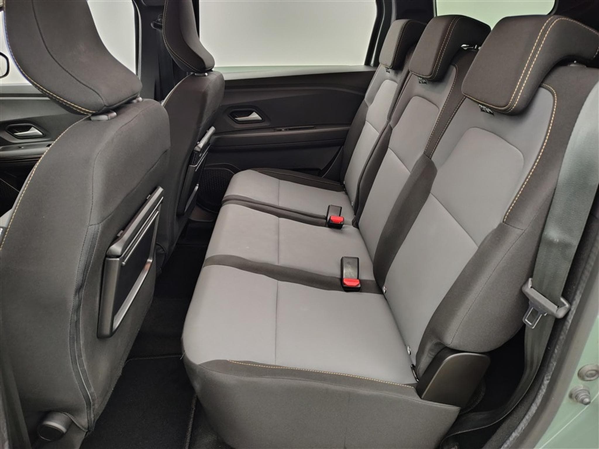 Dacia Jogger 1.6 Hybrid EDC Extreme 7pl. CARPLAY / FULL LED / CAMERA (2024) - Photo 13