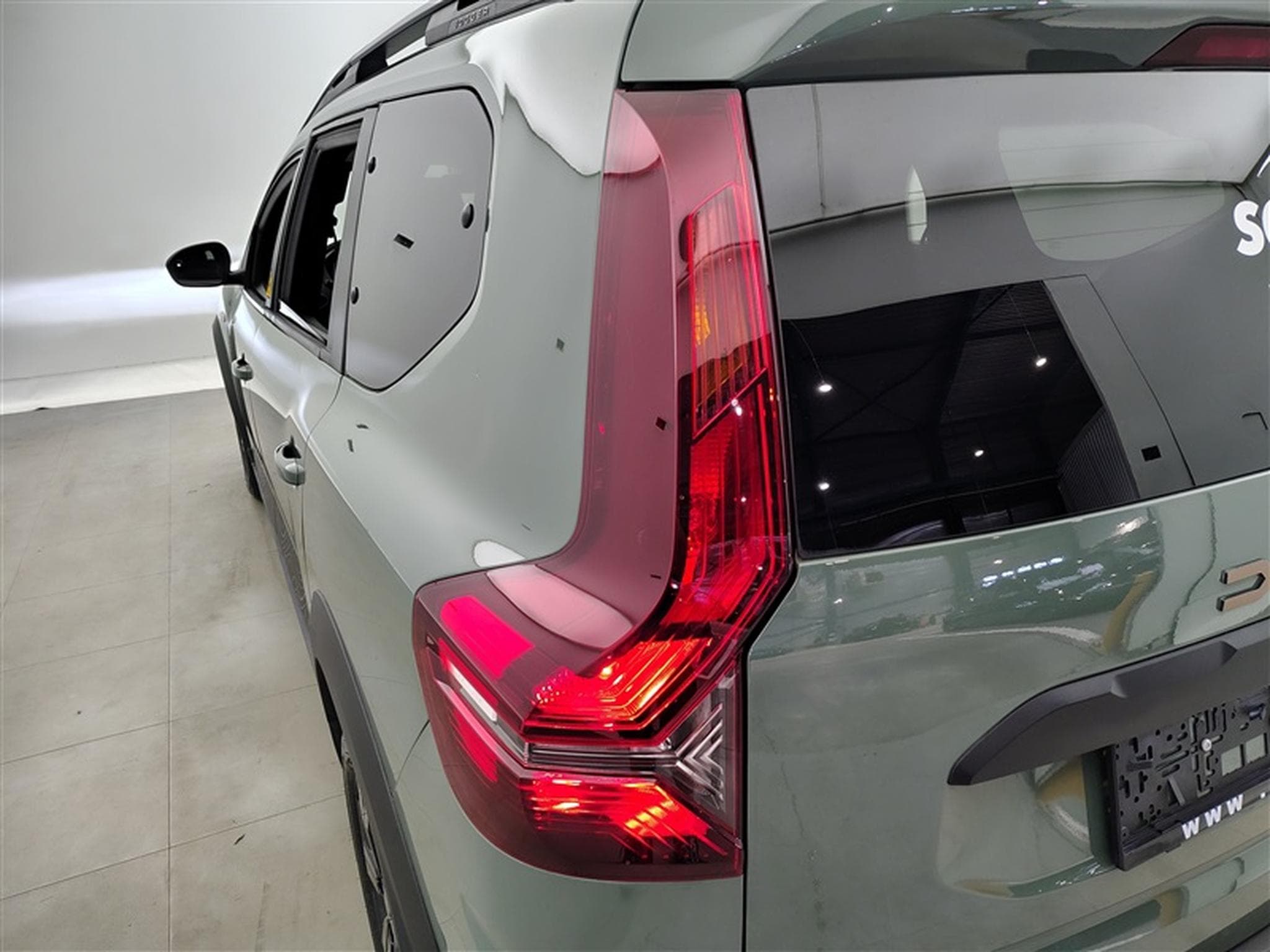 Dacia Jogger 1.6 Hybrid EDC Extreme 7pl. CARPLAY / FULL LED / CAMERA (2024) - Photo 16