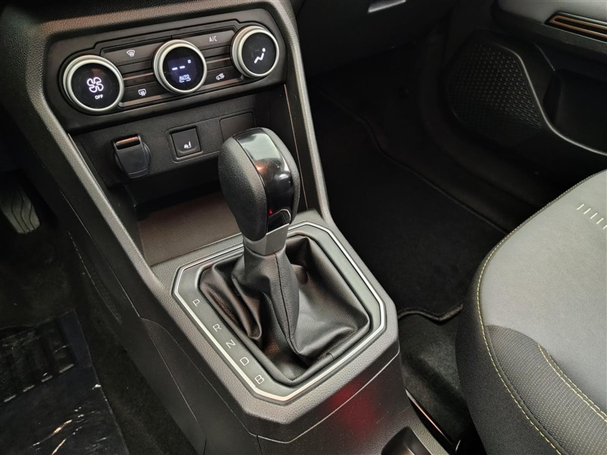 Dacia Jogger 1.6 Hybrid EDC Extreme 7pl. CARPLAY / FULL LED / CAMERA (2024) - Photo 12