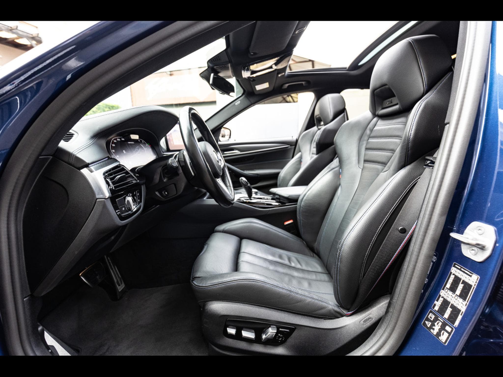 BMW M550 LIMOUSINE (G30) XDRIVE 530 CH - SERVICE INCLUSIVE 05/2029 - (2022) - Foto 12