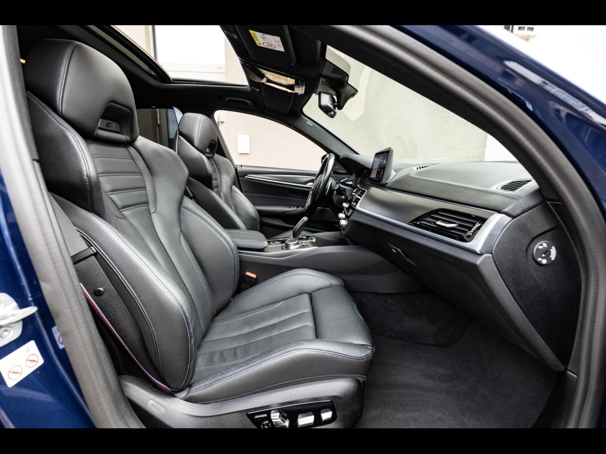 BMW M550 LIMOUSINE (G30) XDRIVE 530 CH - SERVICE INCLUSIVE 05/2029 - (2022) - Foto 24