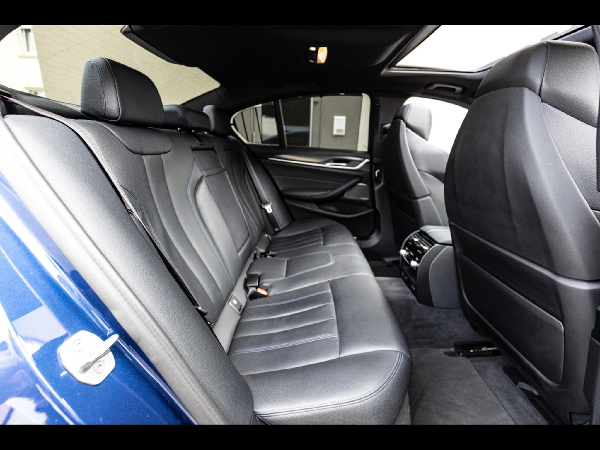 BMW M550 LIMOUSINE (G30) XDRIVE 530 CH - SERVICE INCLUSIVE 05/2029 - (2022) - Foto 23