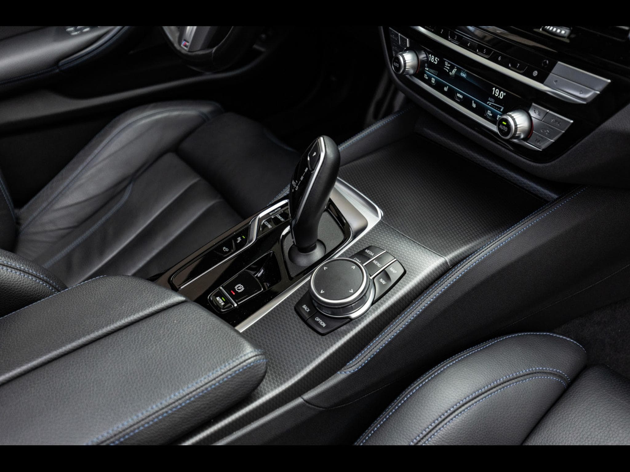 BMW M550 LIMOUSINE (G30) XDRIVE 530 CH - SERVICE INCLUSIVE 05/2029 - (2022) - Foto 25
