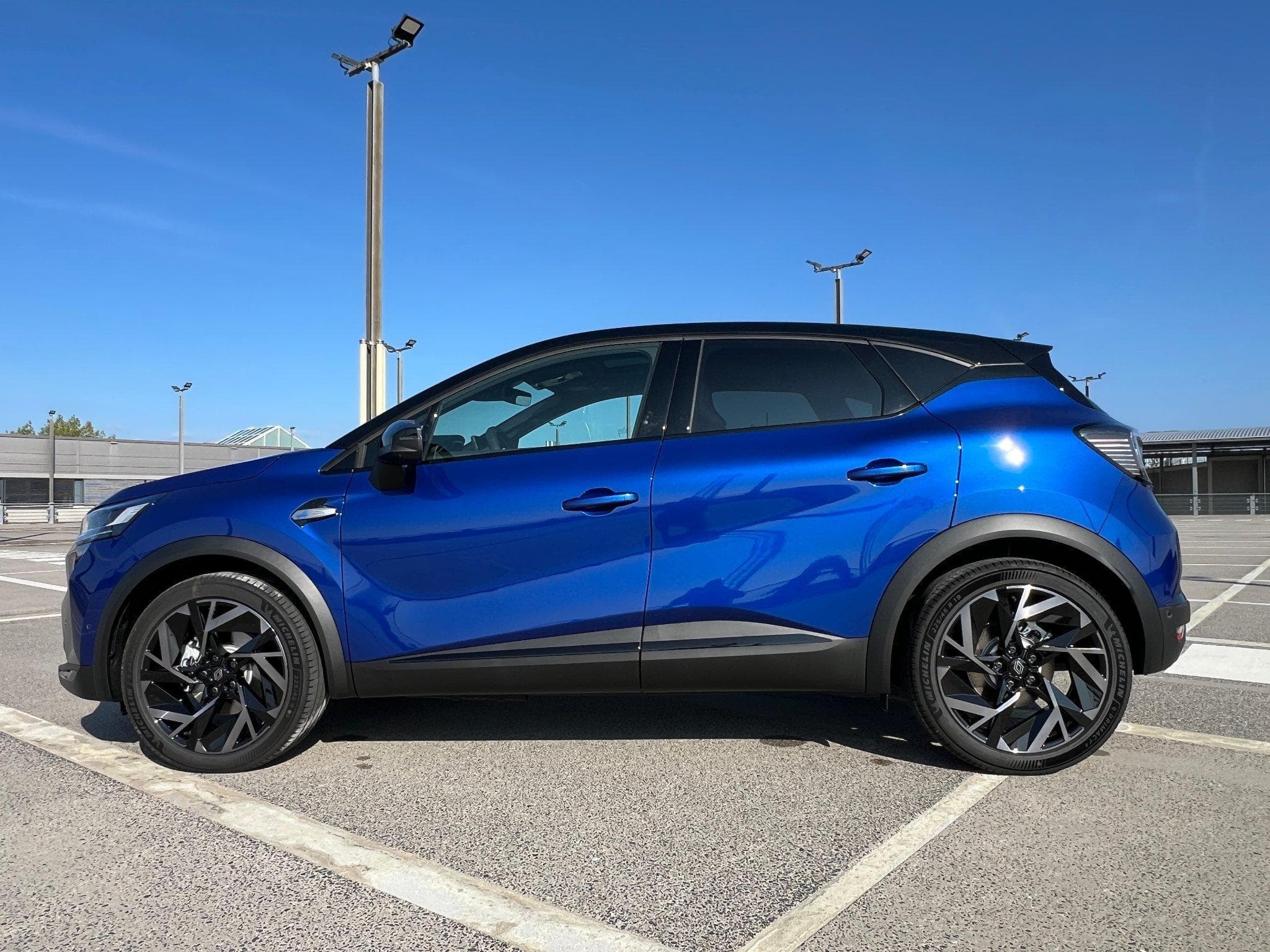 Renault Captur esprit Alpine Full Hybrid E-Tech 160 ch (2026) - Photo 2