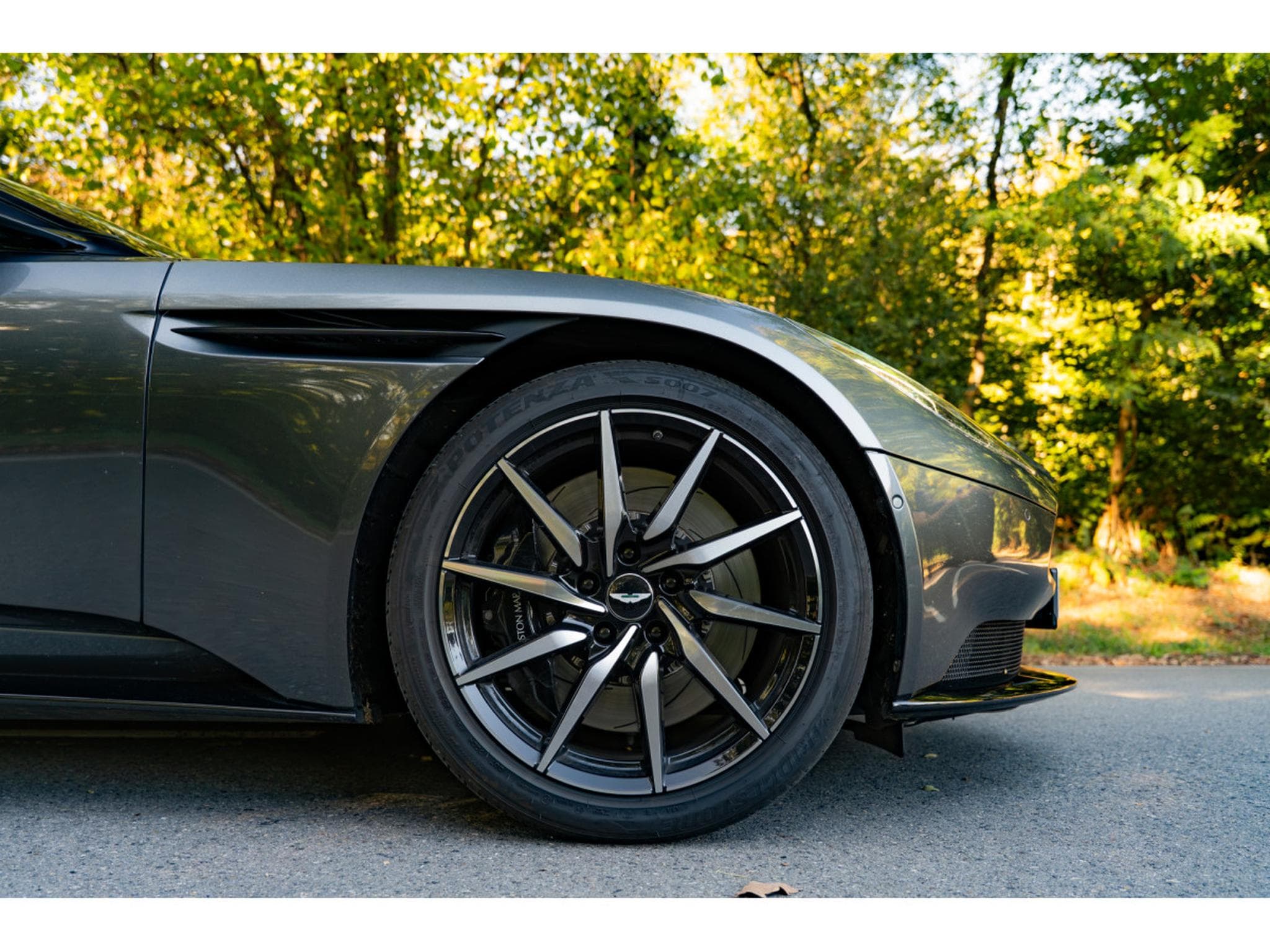 Aston-Martin DB11 Coupe V8 510cv - First hand - Black Pack (2021) - Photo 4