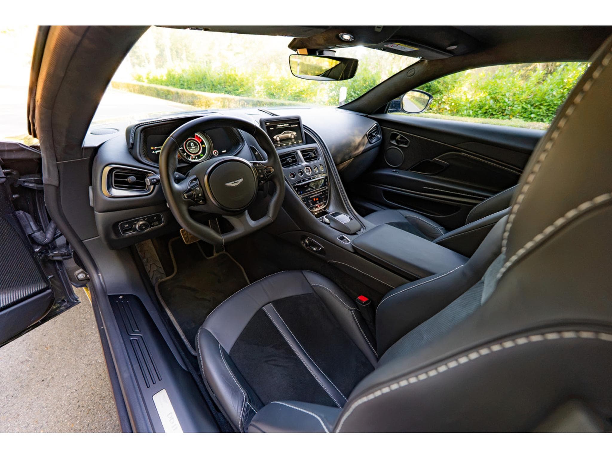 Aston-Martin DB11 Coupe V8 510cv - First hand - Black Pack (2021) - Photo 10