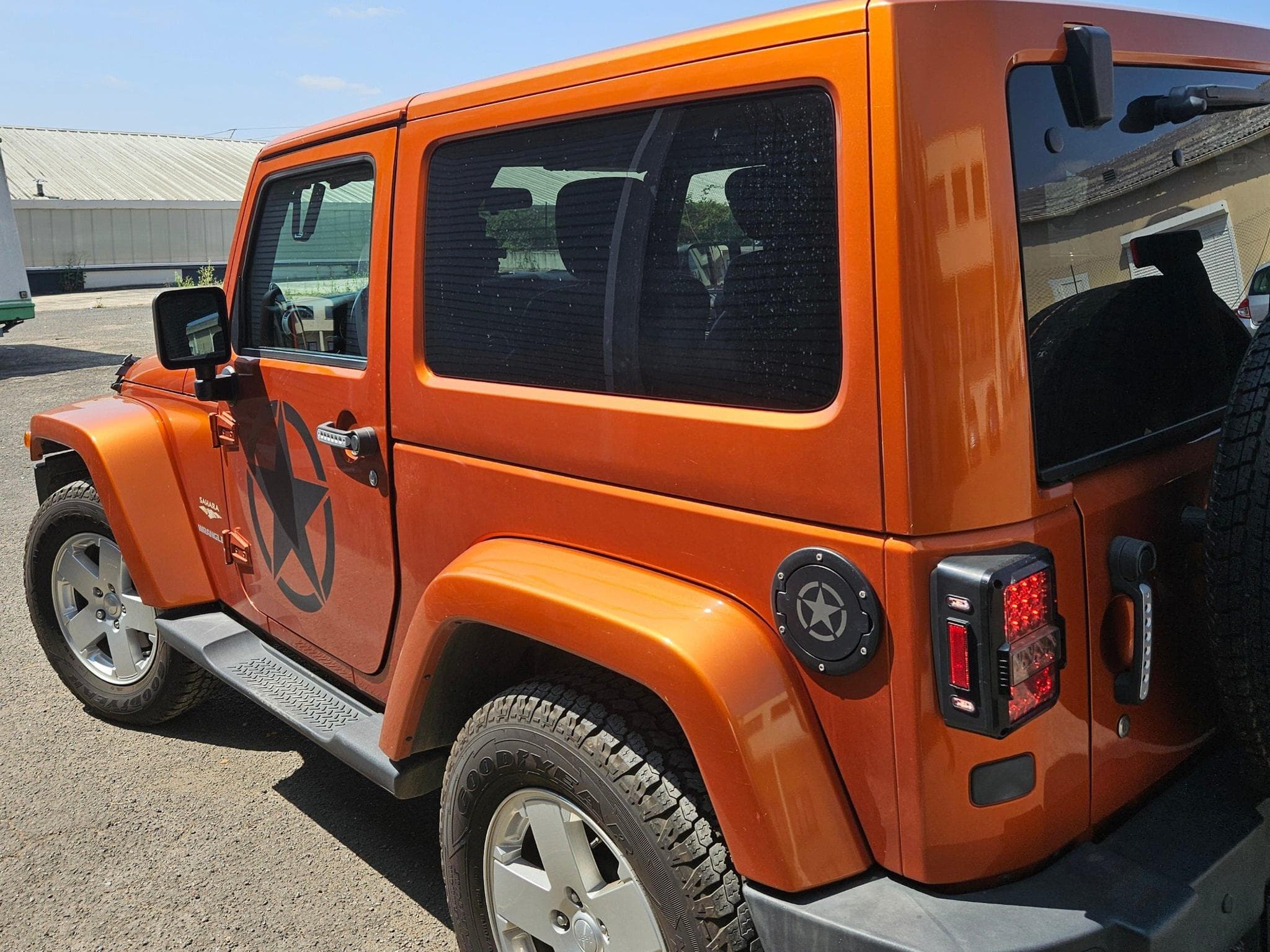 Jeep Wrangler SAHARA (2011) - Photo 2