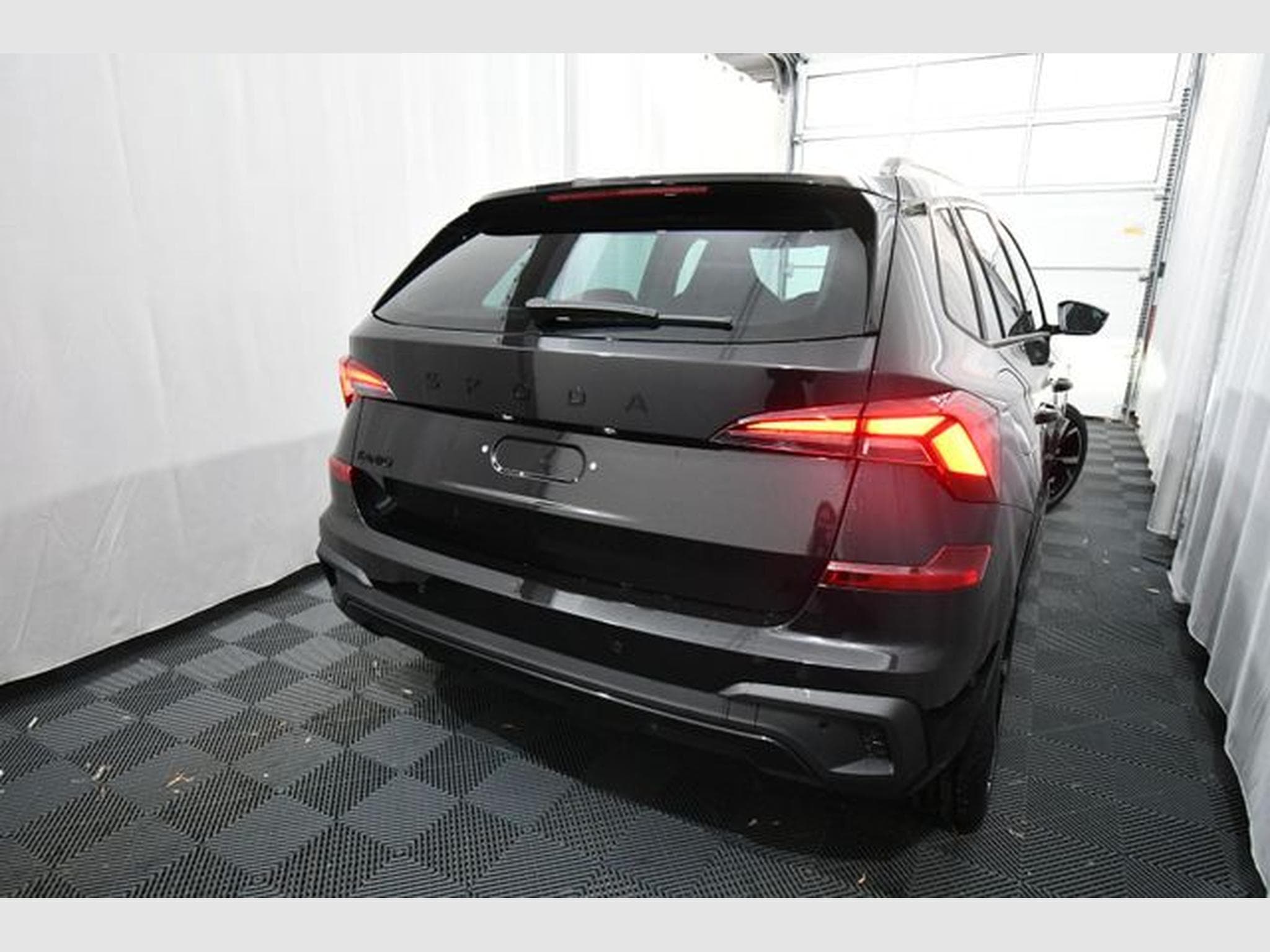 Skoda Kamiq Kamiq Monte Carlo 1.5 TSI DSG7 - Pano, Kamera, N (2026) - Photo 4