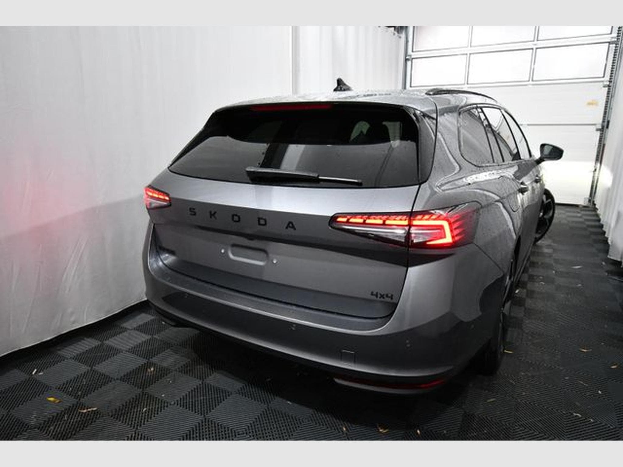 Skoda Superb Superb Combi Sportline 2.0 TDI 4x4 - AHK, Area V (2026) - Photo 4