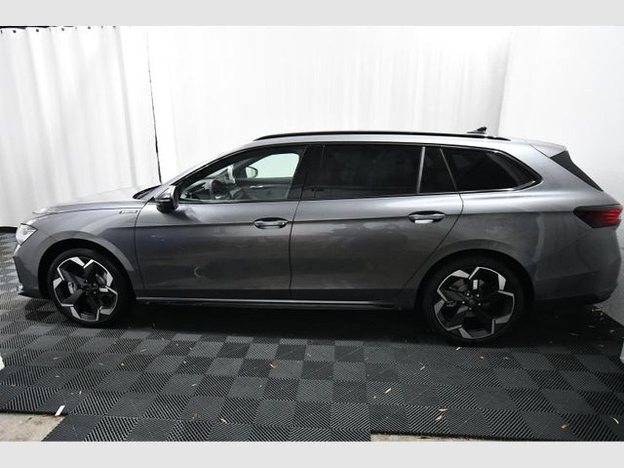 Skoda Superb Superb Combi Sportline 2.0 TDI 4x4 - AHK, Area V (2026) - Photo 2
