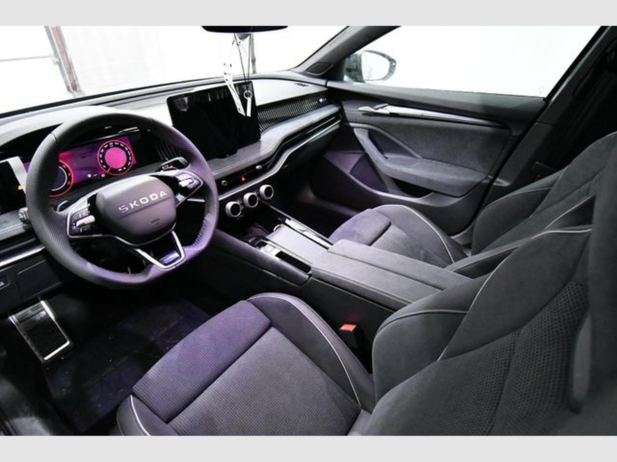 Skoda Superb Superb Combi Sportline 2.0 TDI 4x4 - AHK, Area V (2026) - Photo 6