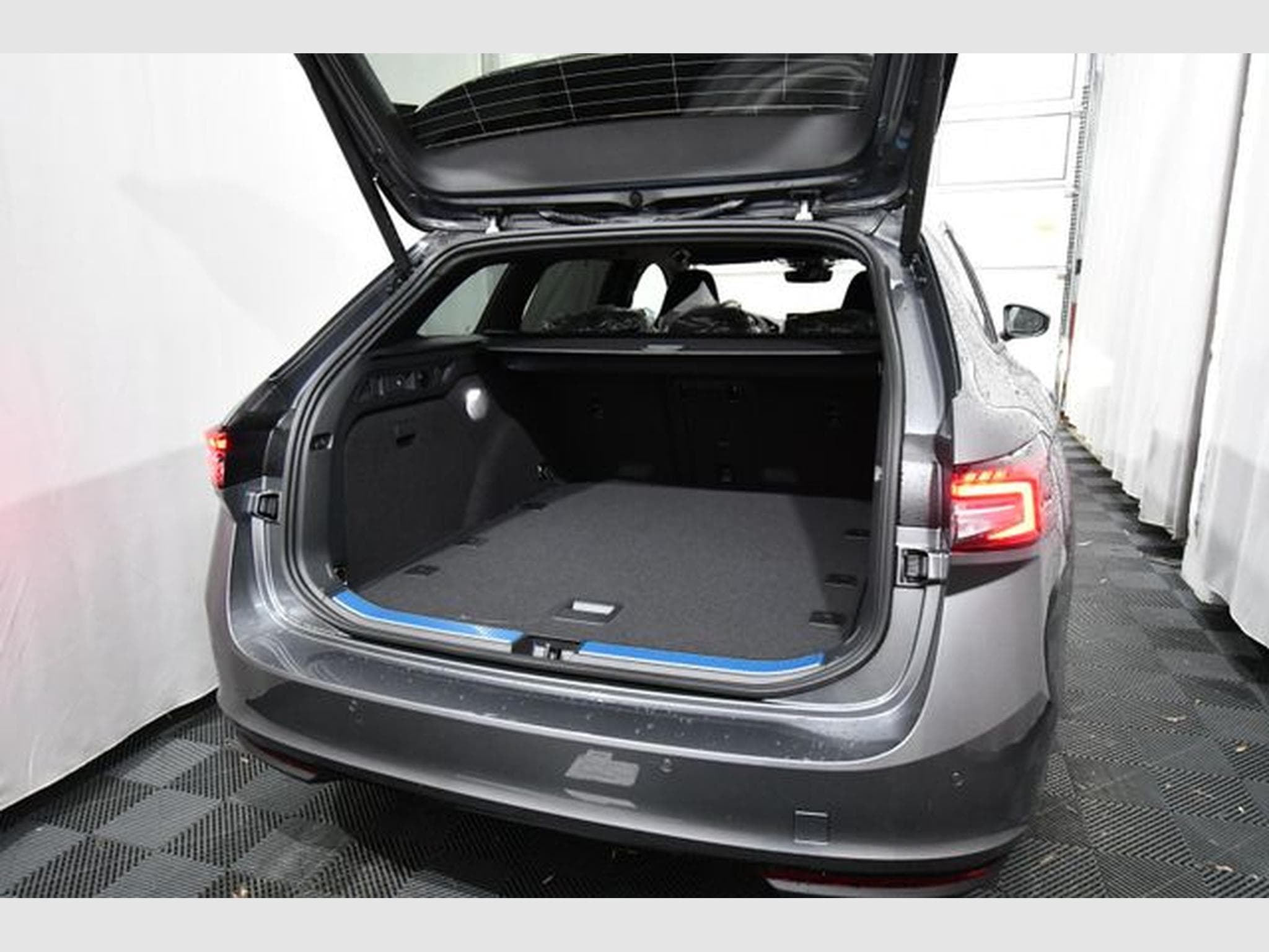 Skoda Superb Superb Combi Sportline 2.0 TDI 4x4 - AHK, Area V (2026) - Photo 5