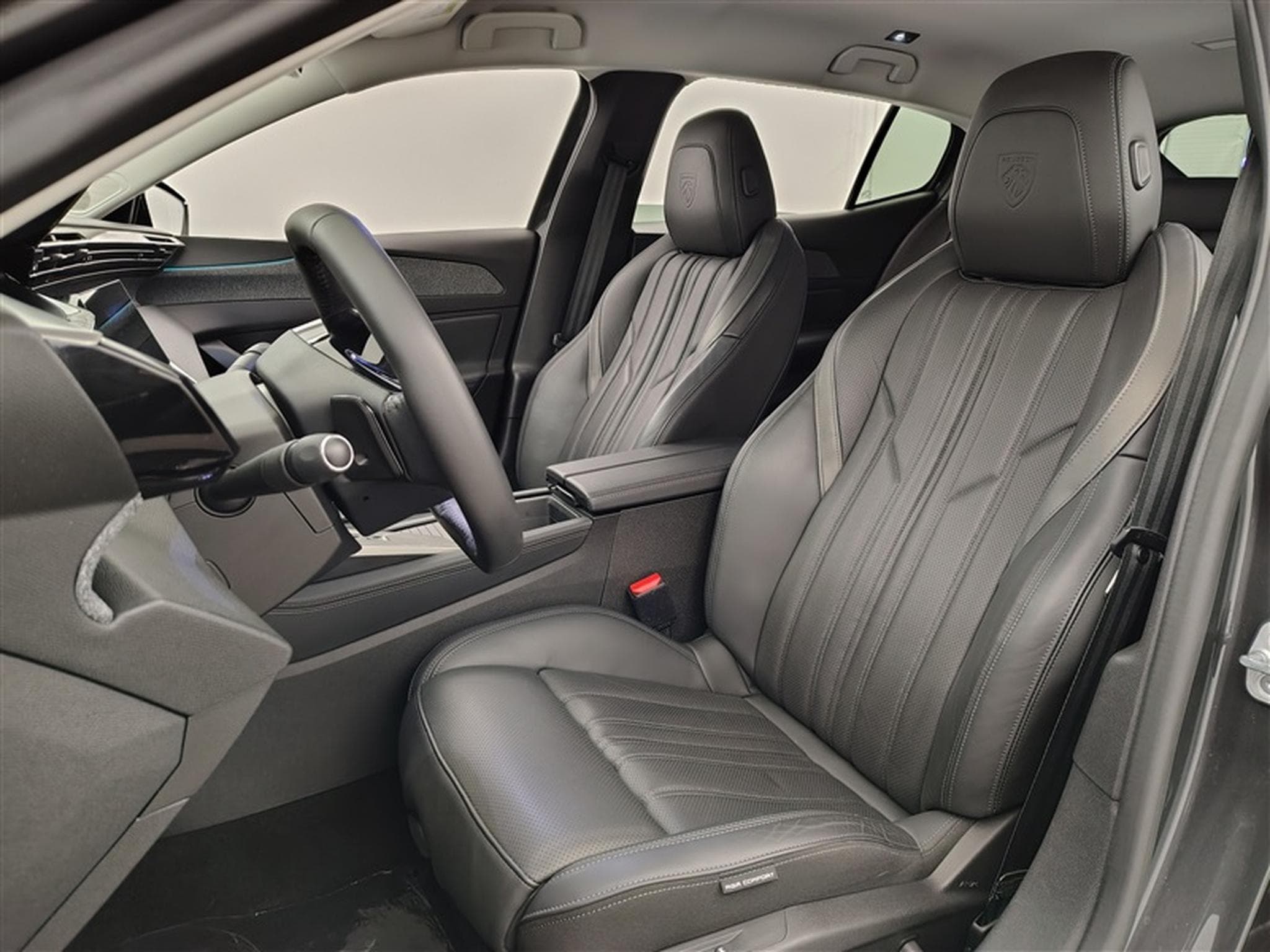 Peugeot 408 1.2 PureTech Allure Pack S&S CLIM/NAVI/CAMERA (2023) - Foto 7