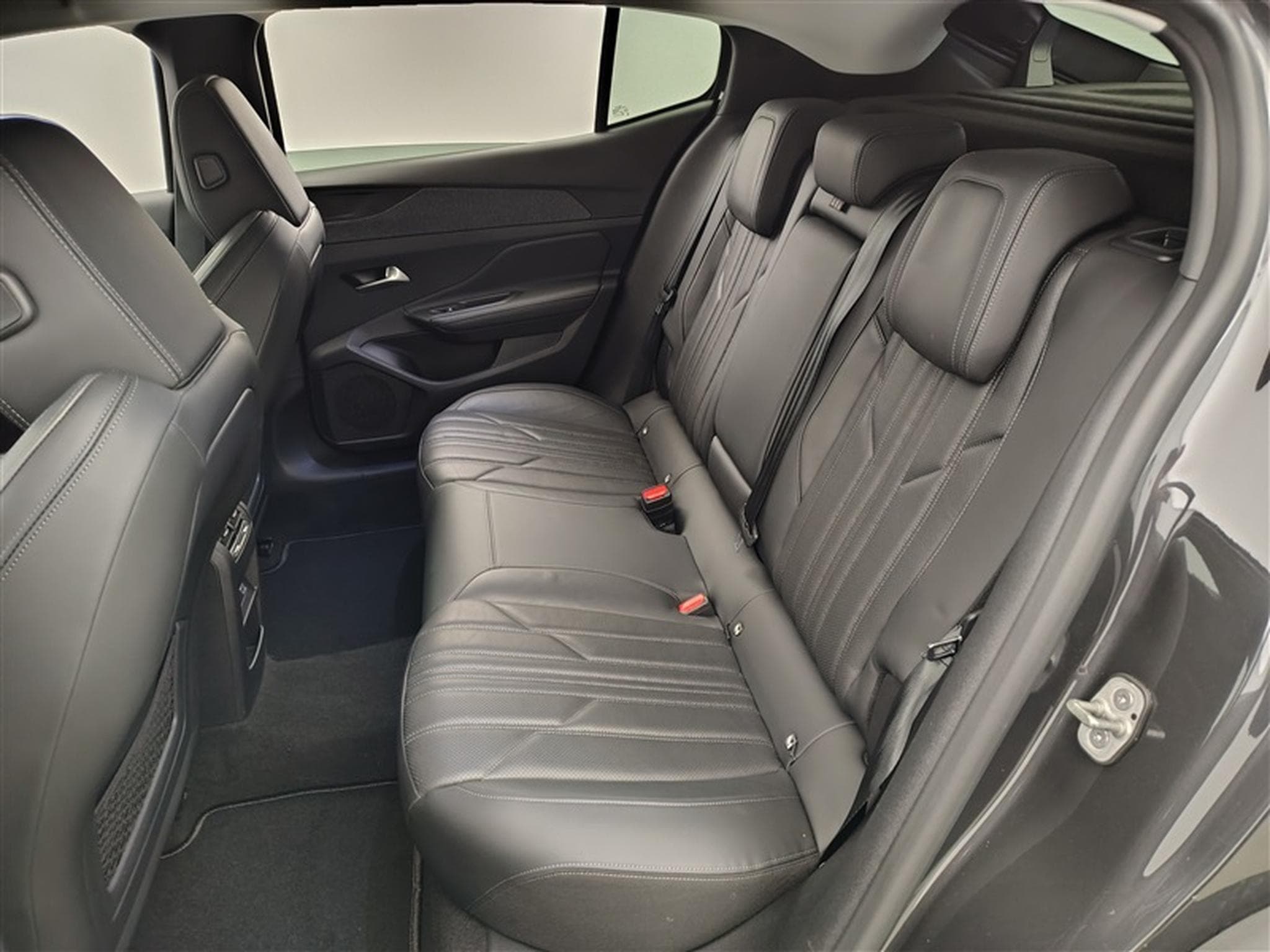 Peugeot 408 1.2 PureTech Allure Pack S&S CLIM/NAVI/CAMERA (2023) - Foto 13