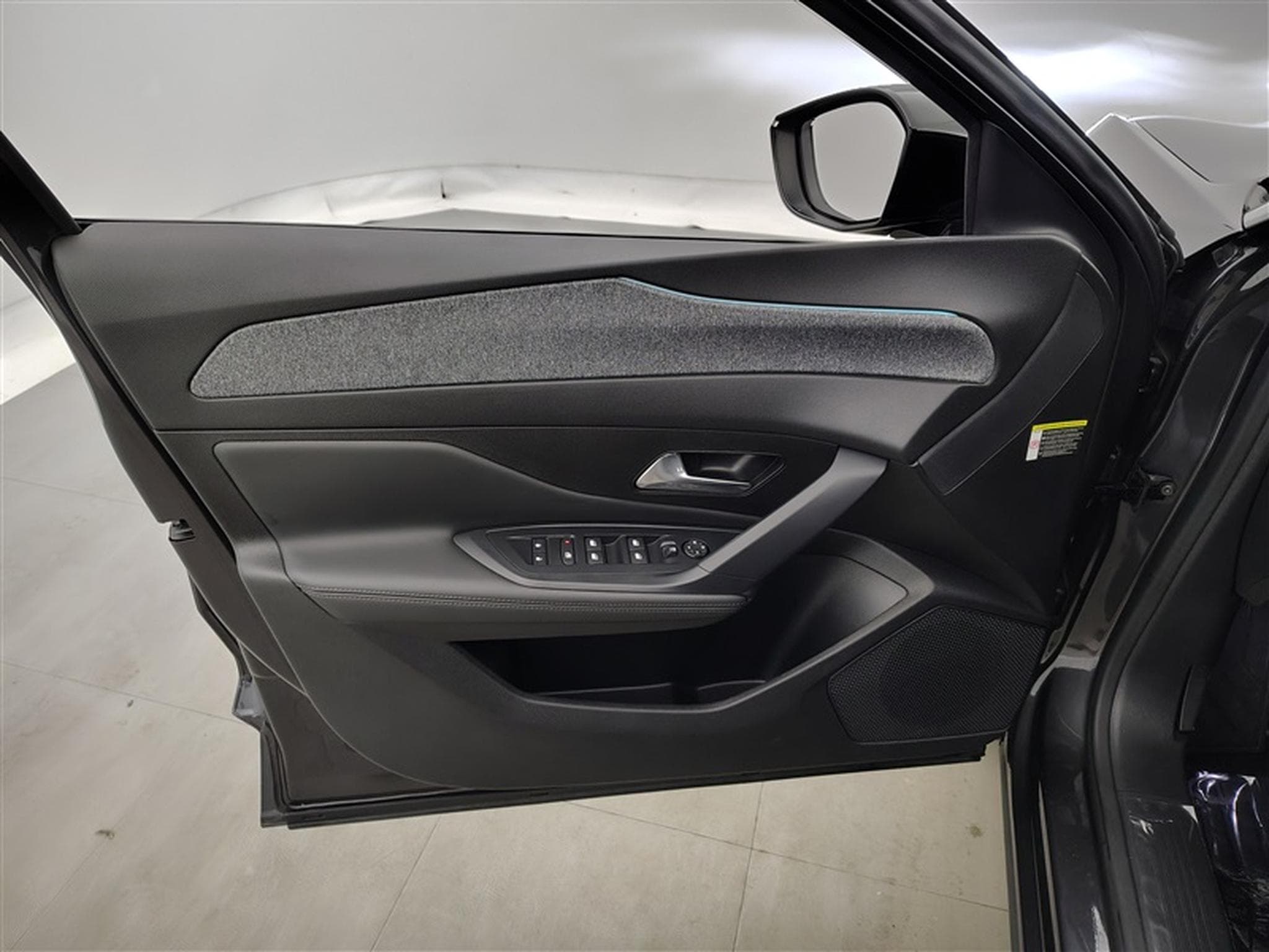 Peugeot 408 1.2 PureTech Allure Pack S&S CLIM/NAVI/CAMERA (2023) - Foto 17