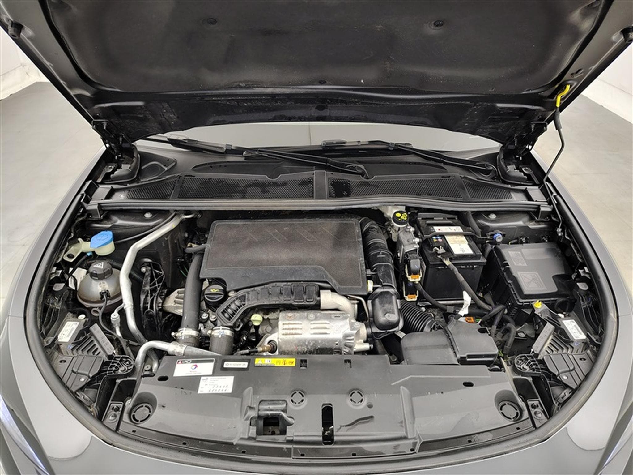 Peugeot 408 1.2 PureTech Allure Pack S&S CLIM/NAVI/CAMERA (2023) - Foto 20