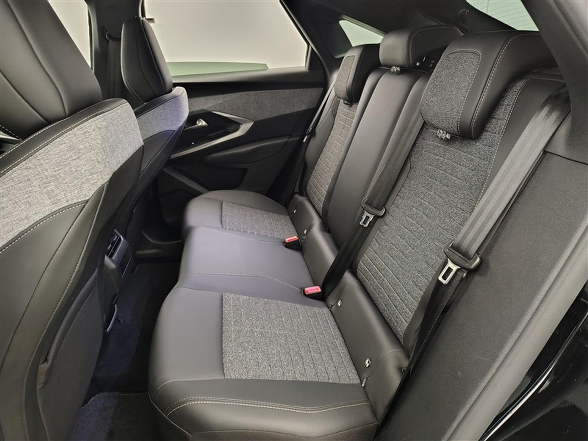 Peugeot 3008 1.2 Hybrid 136Cv e-DCS6 Allure S-CUIR / NAVI / CARPLAY (2025) - Foto 13