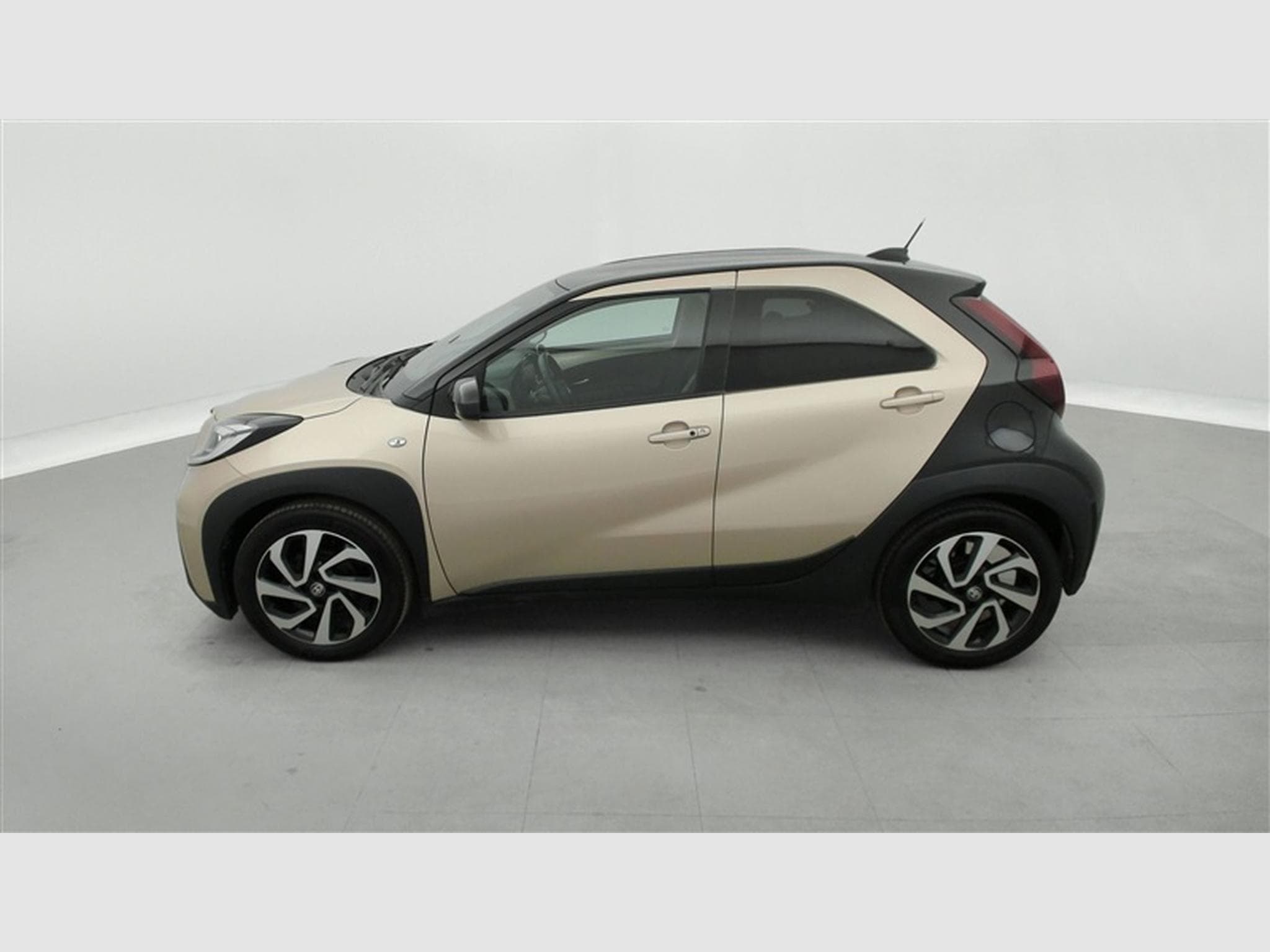 Toyota Aygo 1.0i VVT-i X pulse CARPLAY / FULL LED / CAMERA / JA 17" (2023) - Photo 3