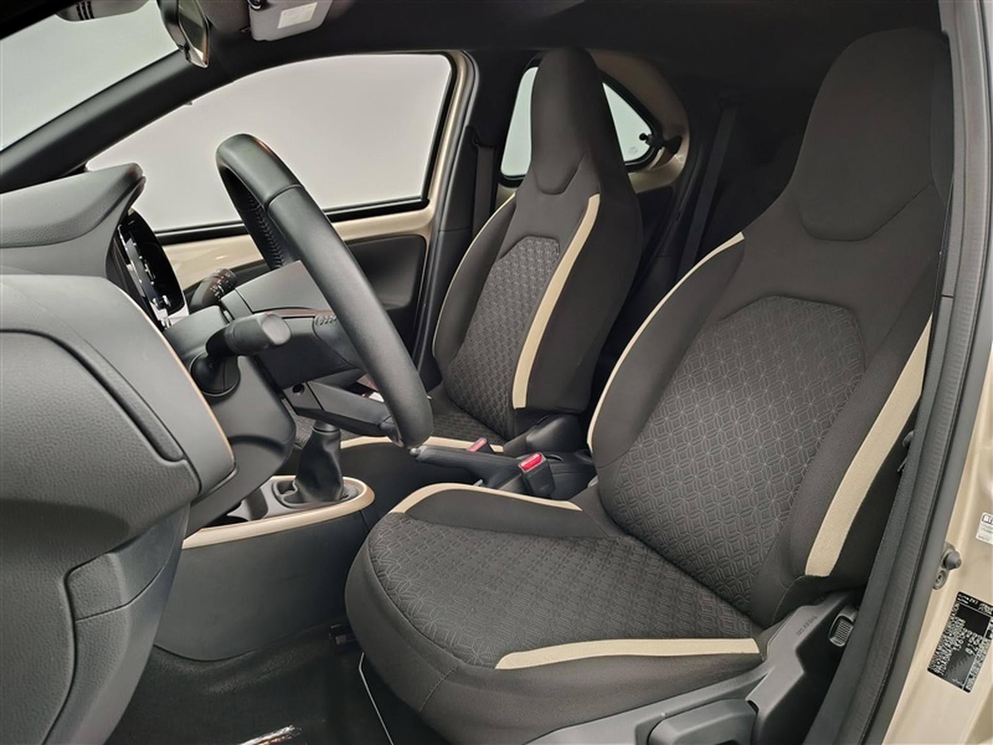 Toyota Aygo 1.0i VVT-i X pulse CARPLAY / FULL LED / CAMERA / JA 17" (2023) - Photo 7