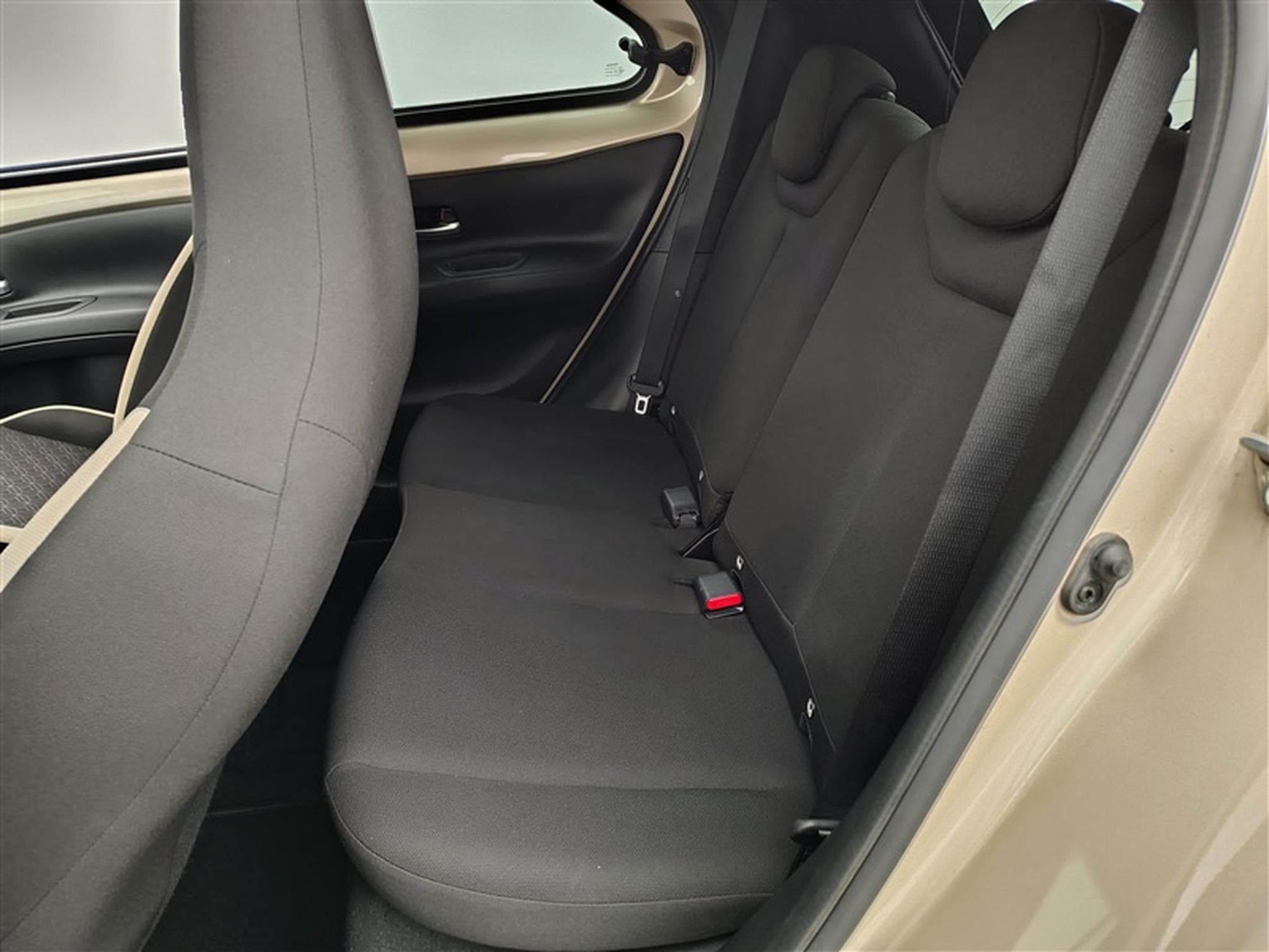 Toyota Aygo 1.0i VVT-i X pulse CARPLAY / FULL LED / CAMERA / JA 17" (2023) - Photo 13