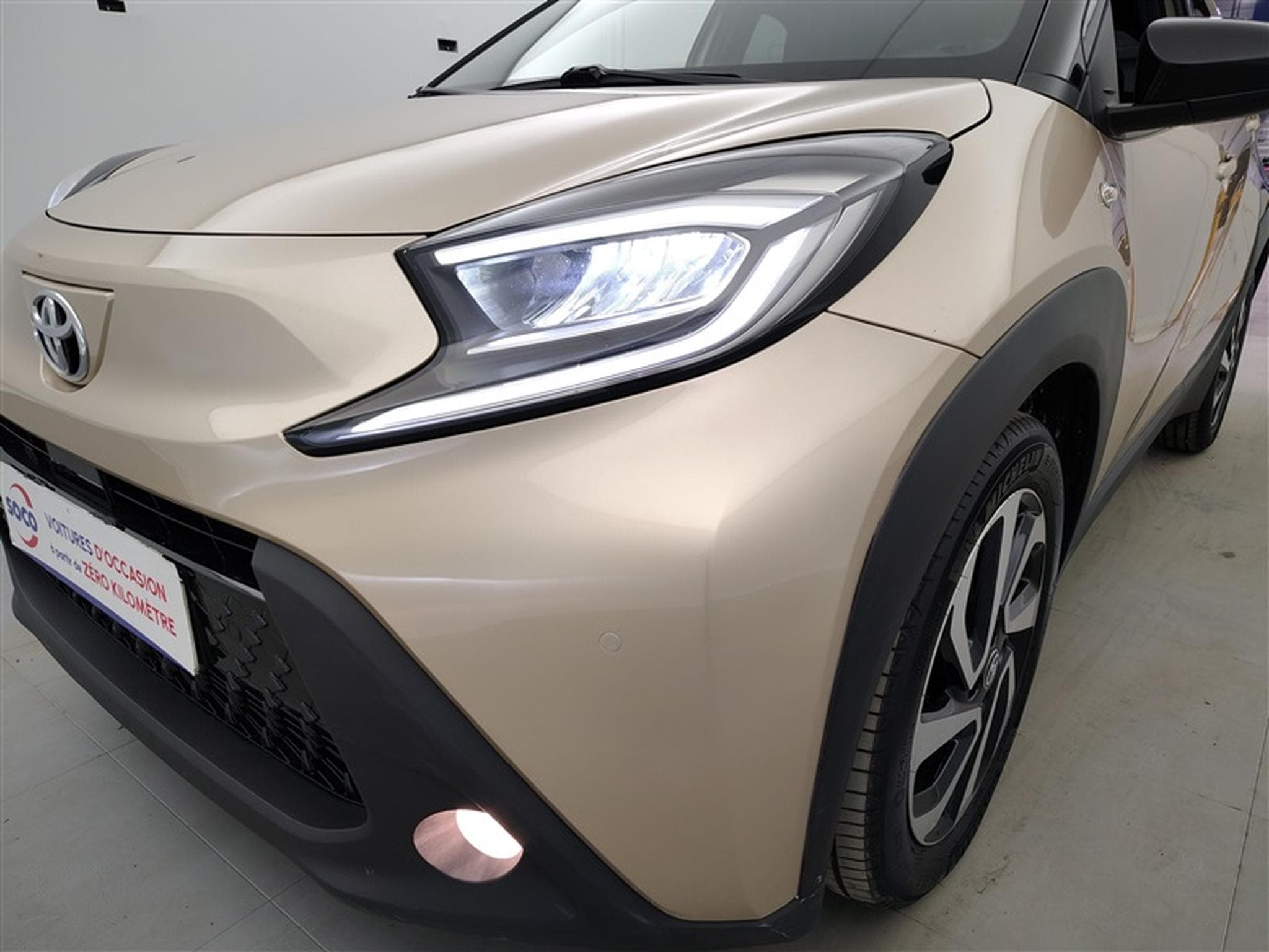 Toyota Aygo 1.0i VVT-i X pulse CARPLAY / FULL LED / CAMERA / JA 17" (2023) - Photo 15