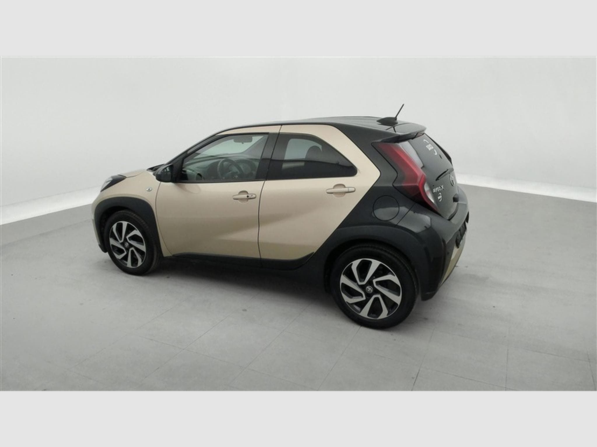 Toyota Aygo 1.0i VVT-i X pulse CARPLAY / FULL LED / CAMERA / JA 17" (2023) - Photo 25
