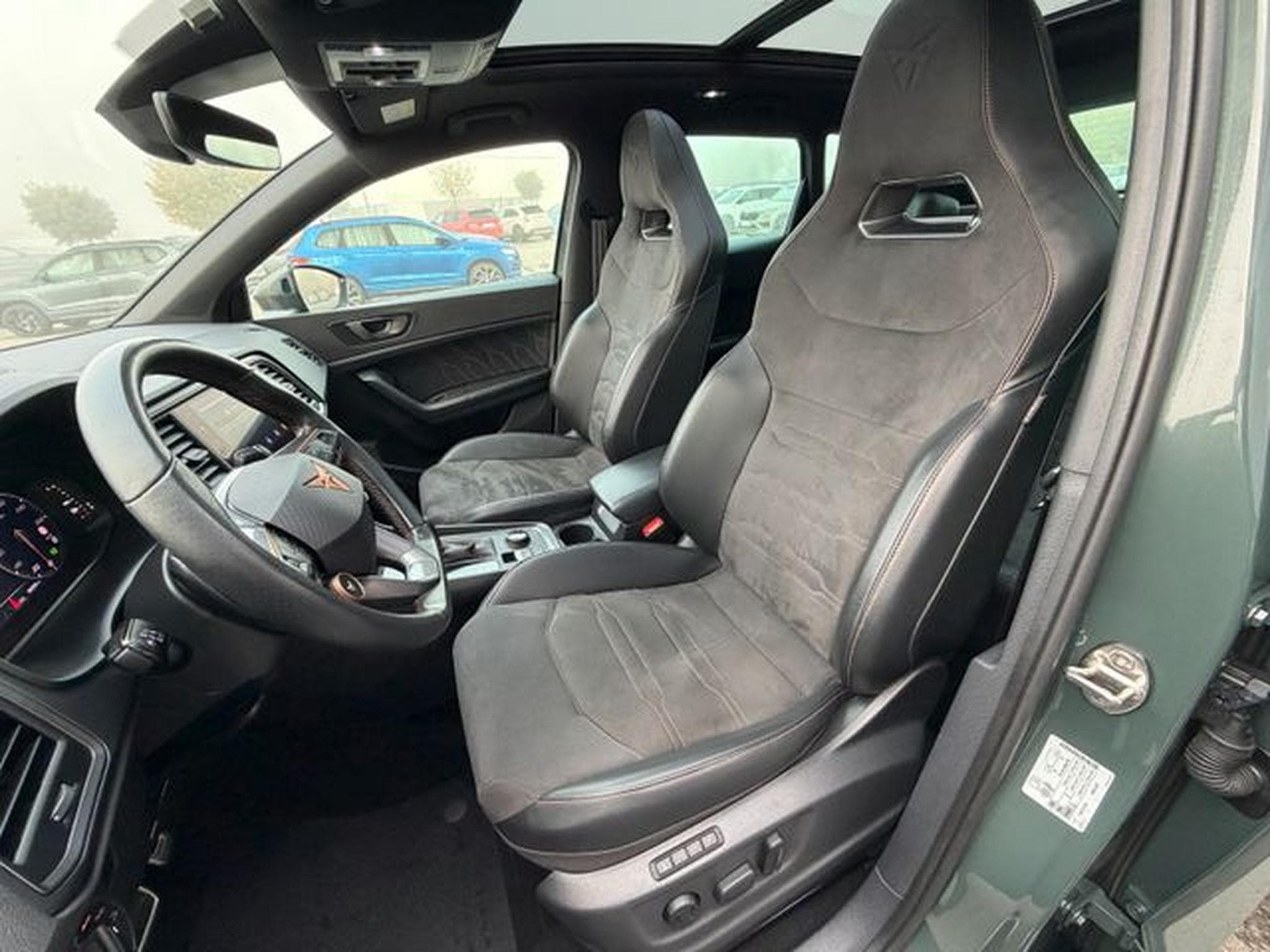 Cupra Ateca Ateca 2,0TSi VZ 300PS Akrapovic AHK Pano 19"360° (2025) - Foto 11