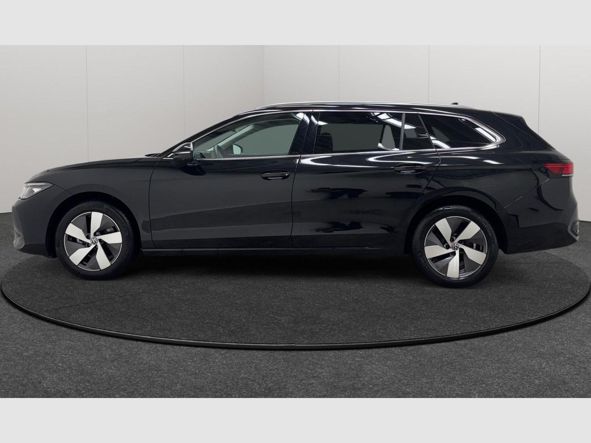 VW Passat Variant (2025) - Photo 2