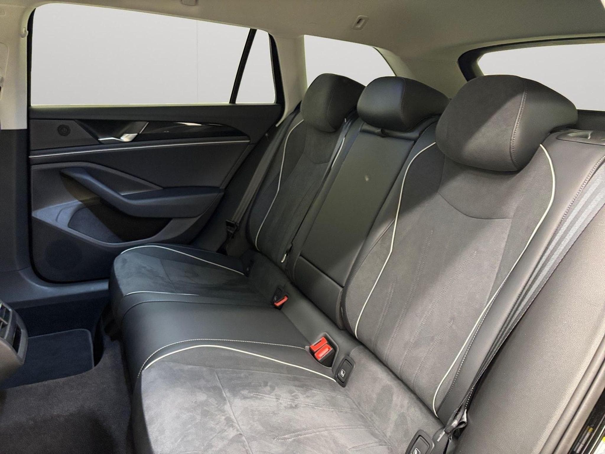 VW Passat Variant (2025) - Photo 9