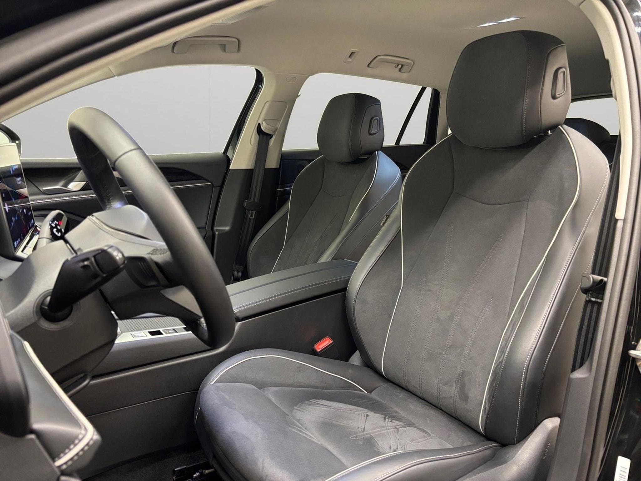 VW Passat Variant (2025) - Photo 8