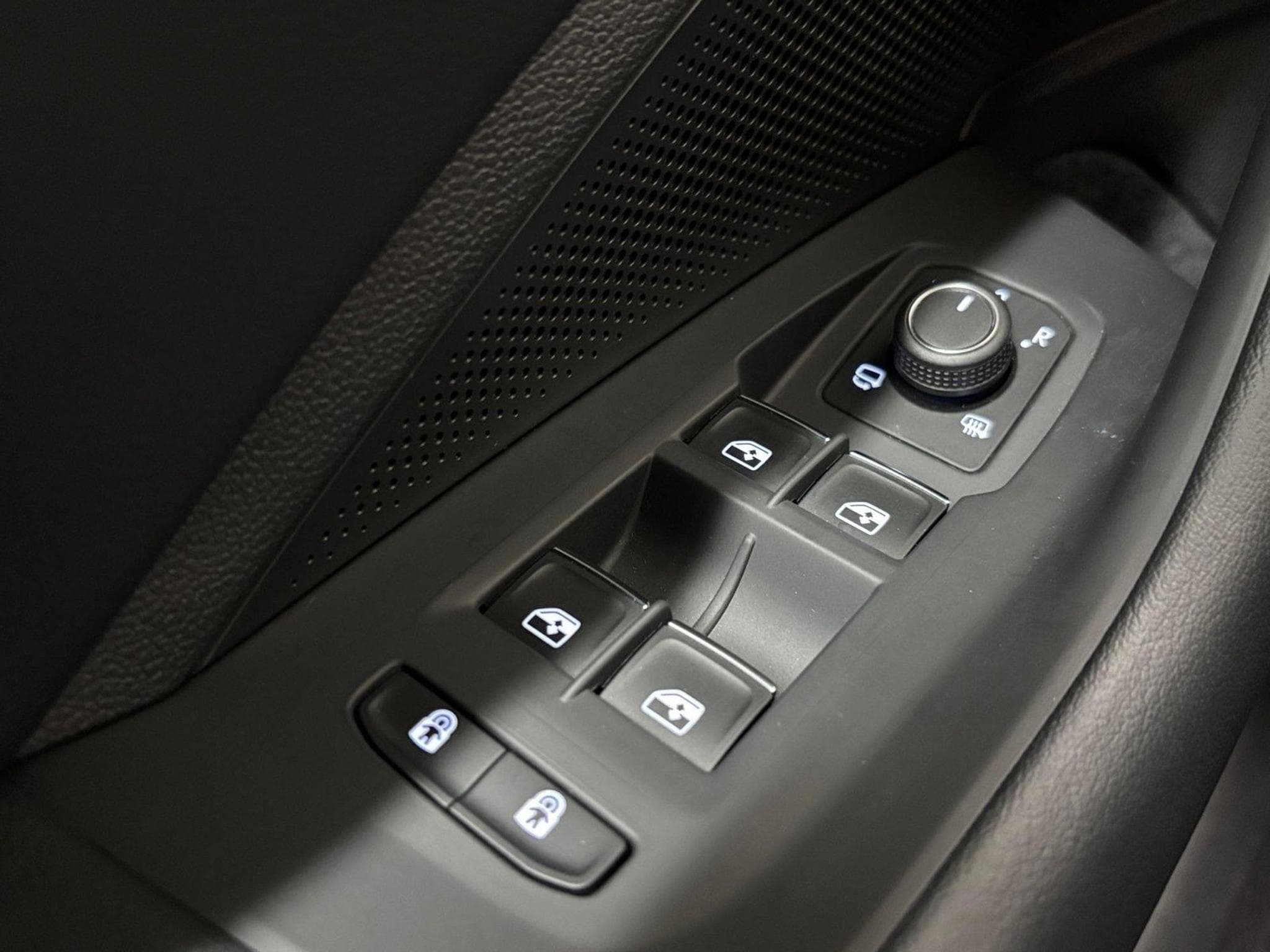 VW Passat Variant (2025) - Photo 14