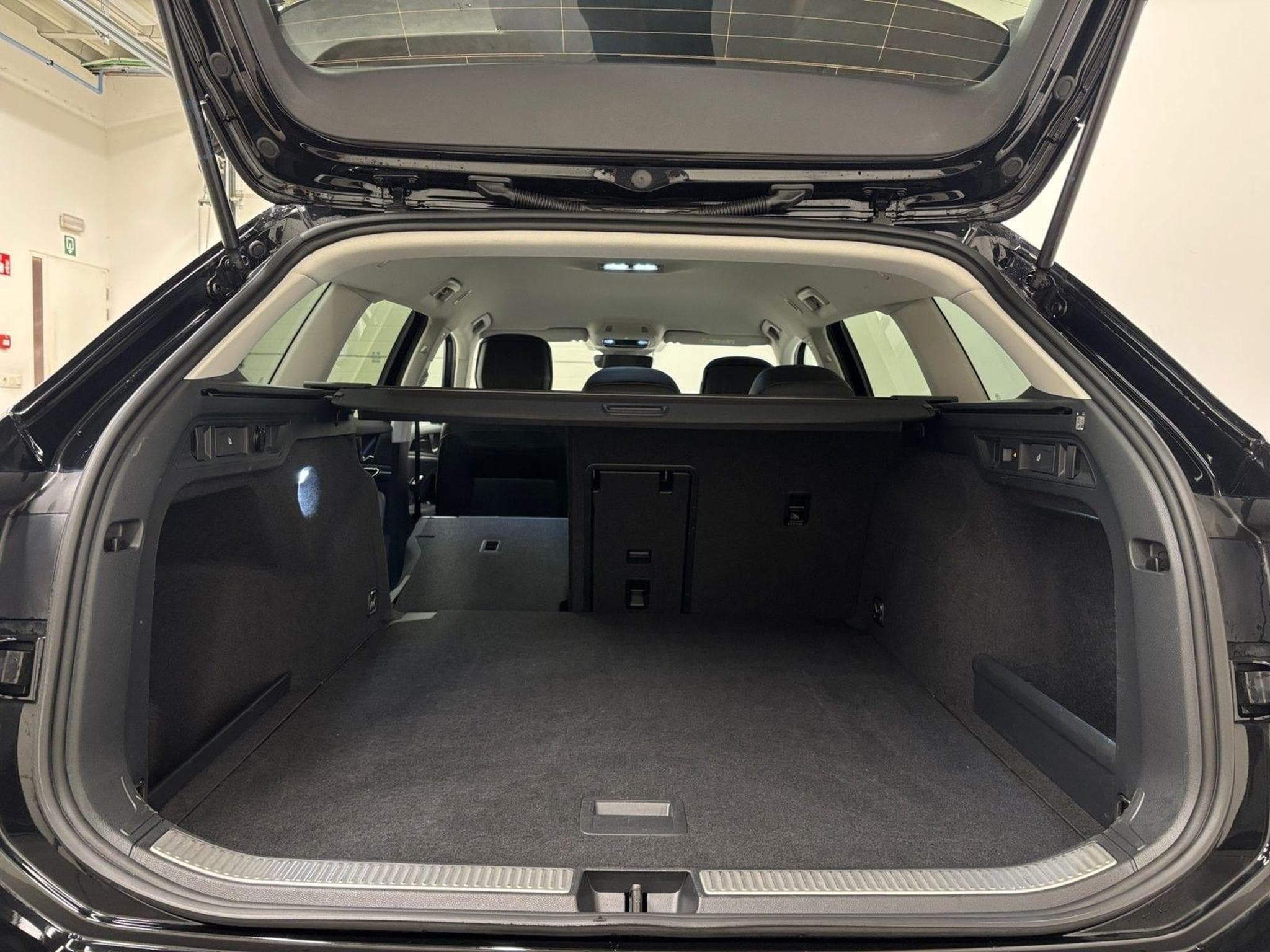 VW Passat Variant (2025) - Photo 18