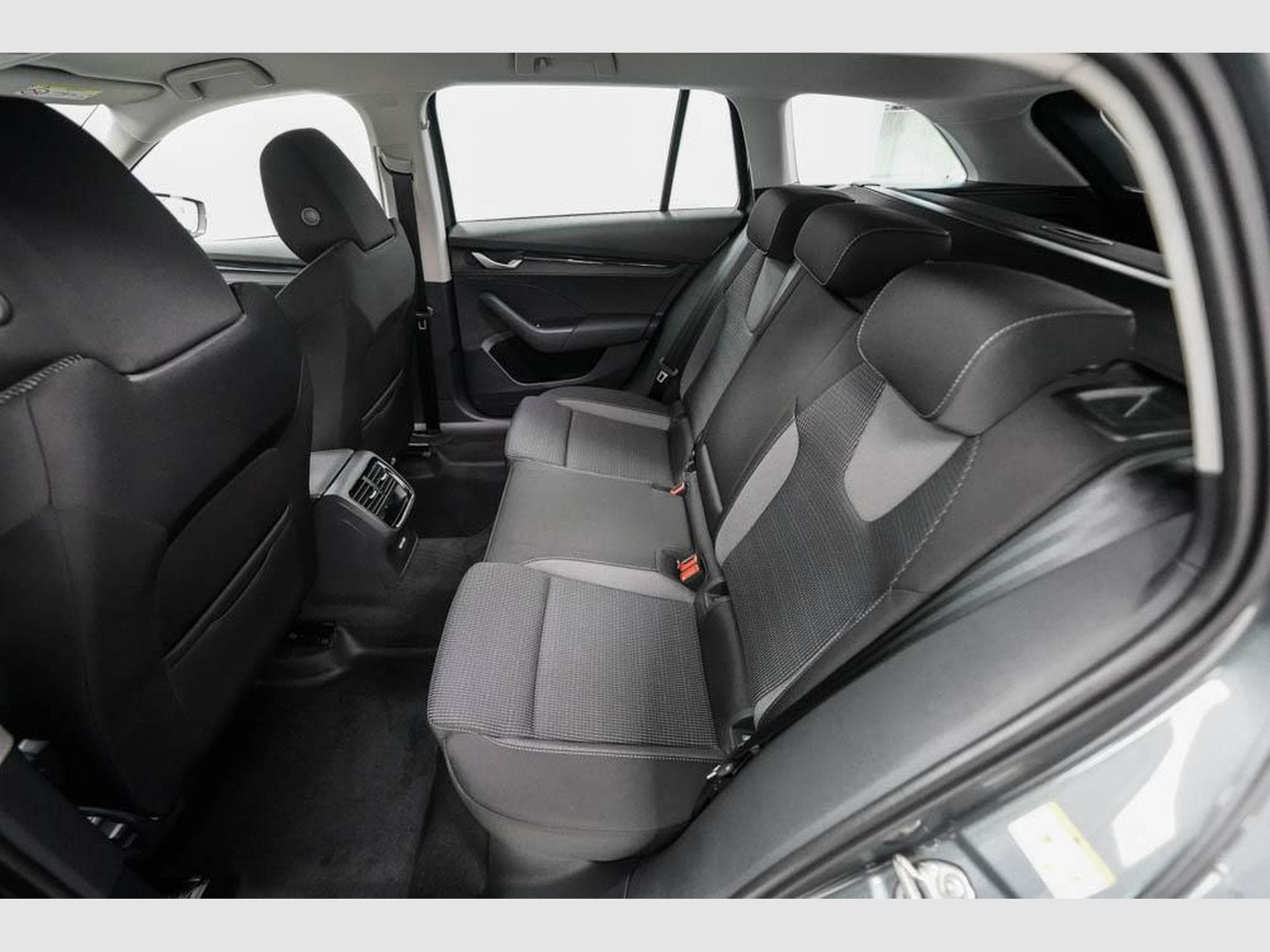 Skoda Octavia Kombi 1,5 TSI (2026) - Foto 16